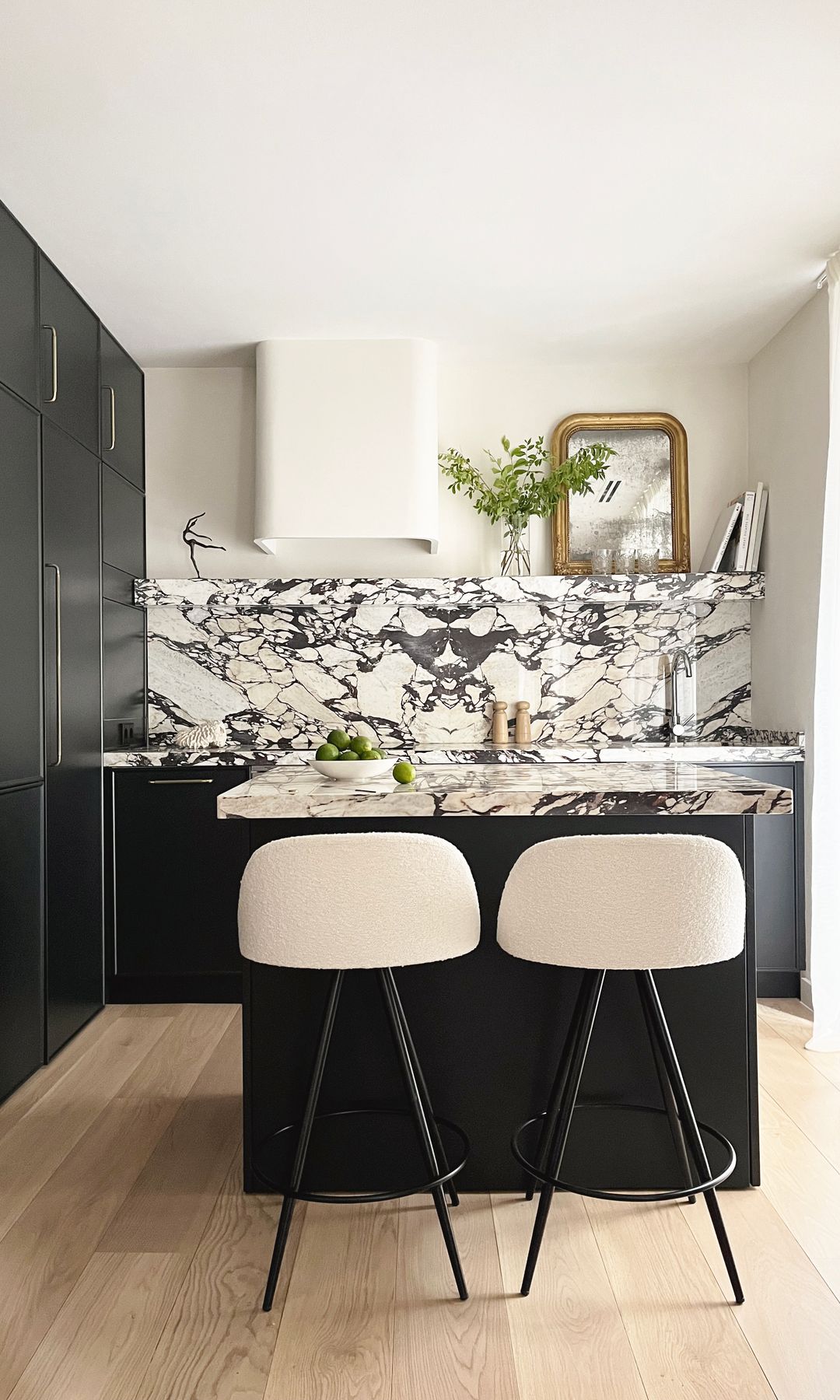Cocina pequeña de estilo con mini isla