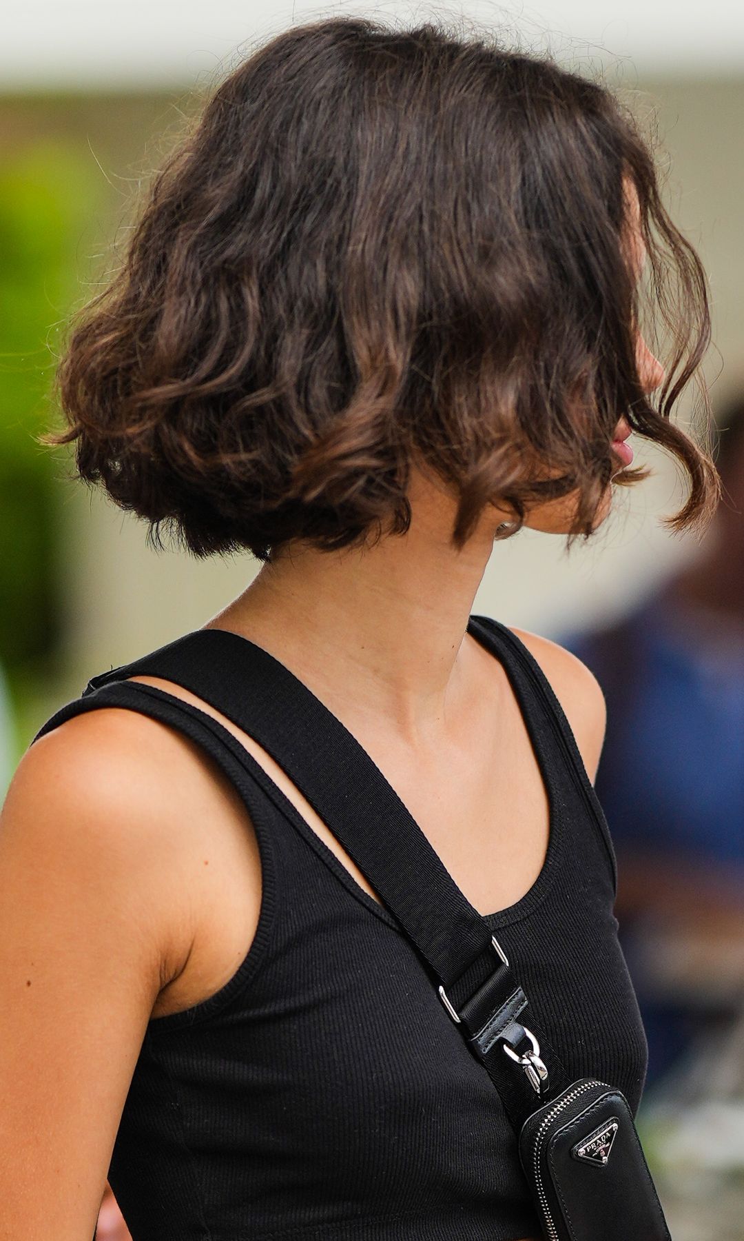 Chica con corte bob ondulado y backpack de Prada en Cannes