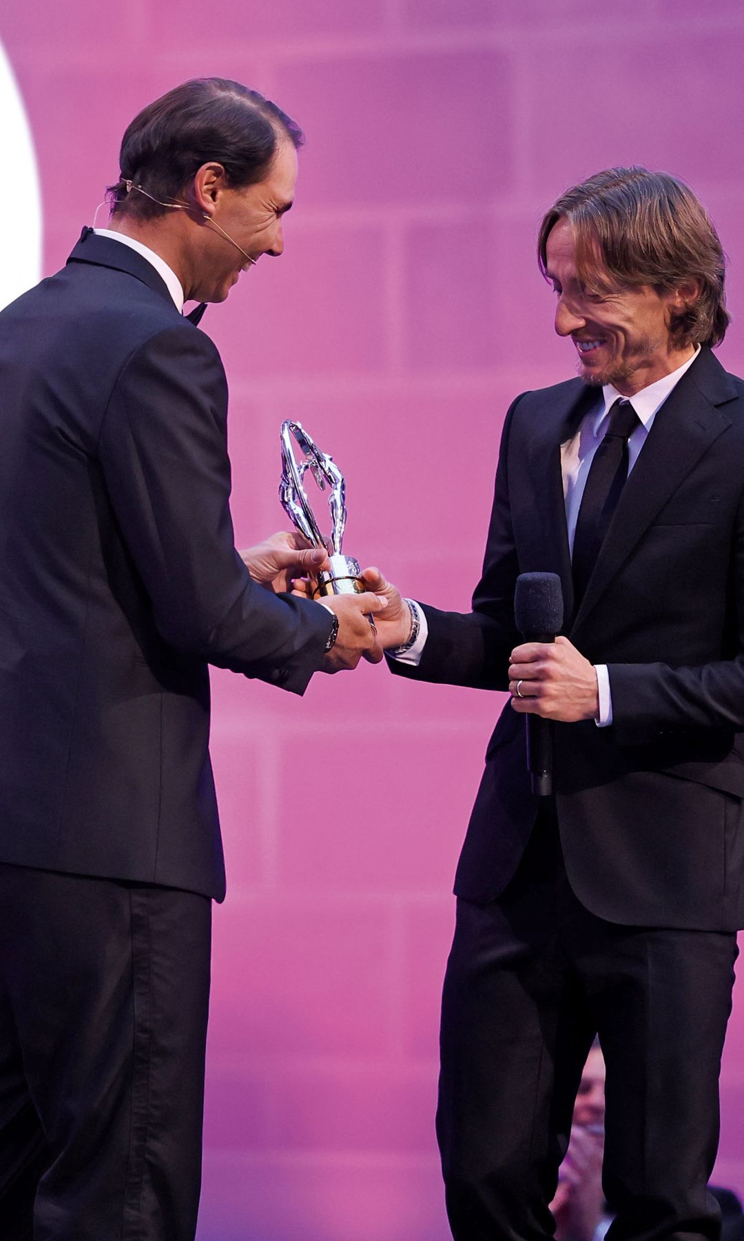 Rafa Nadal, recibiendo su premio Laureus de manos de Modric