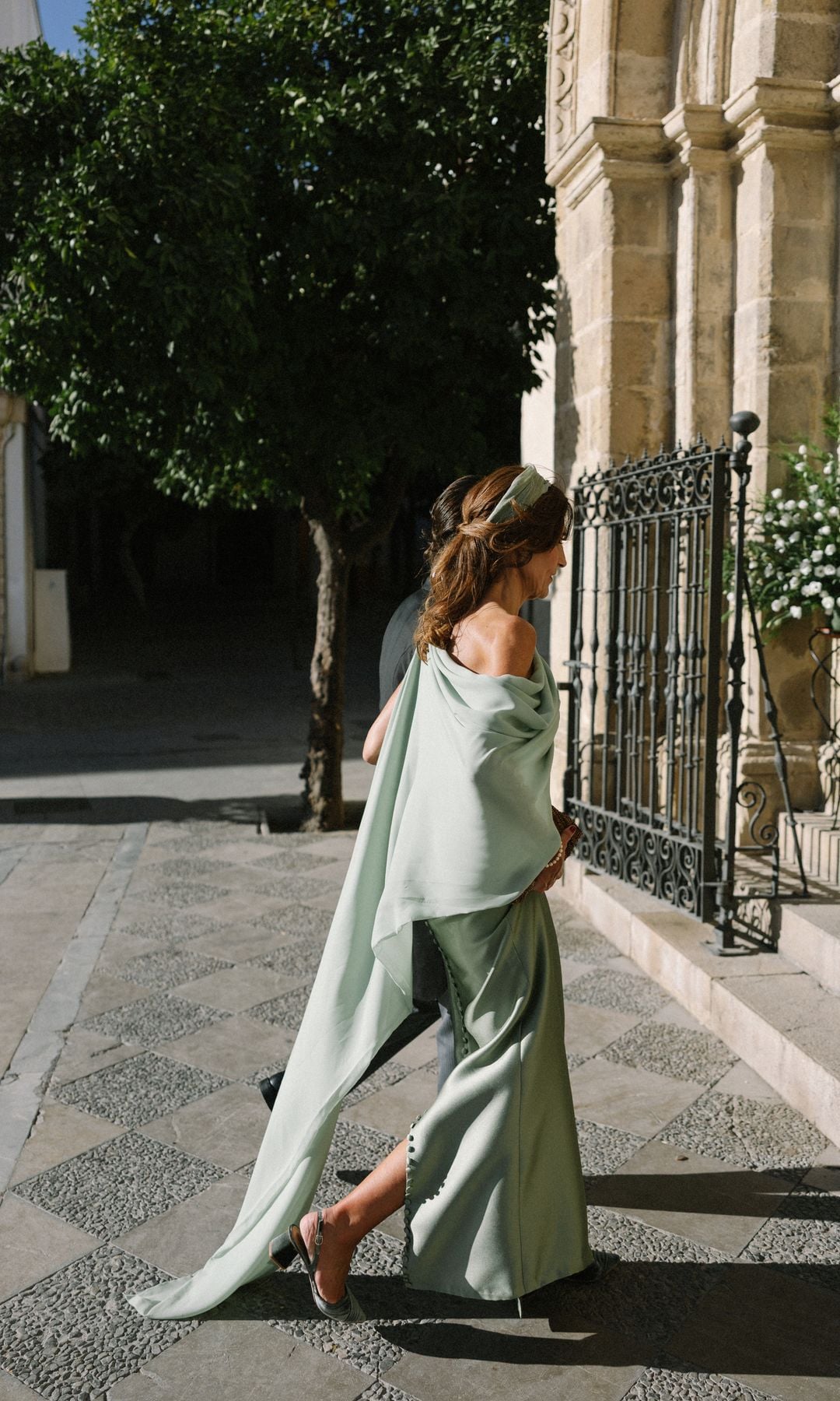 Vestido de madrina desmontable y asimétrico con capa