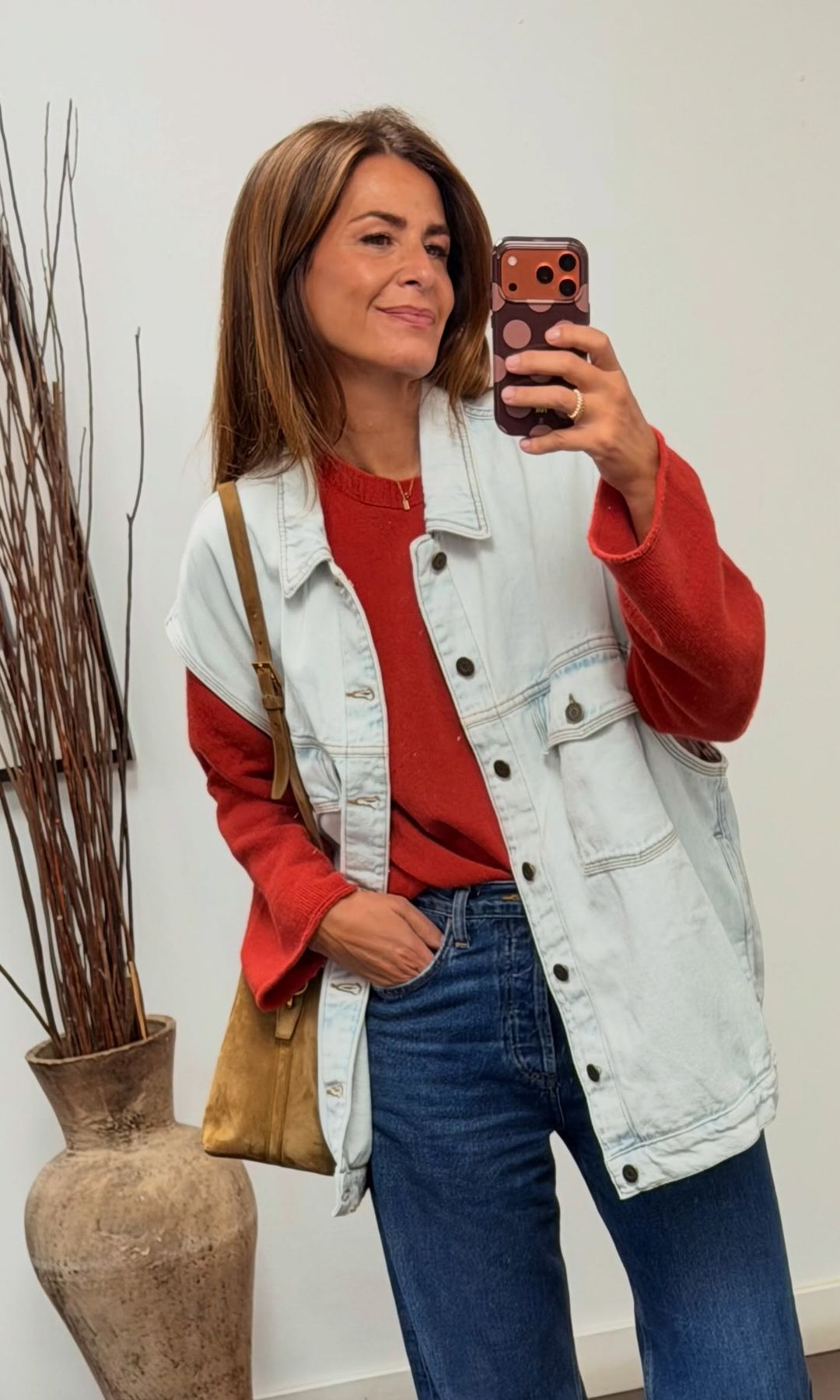 Nuria Roca tiene claro cuáles son las zapatillas más cómodas para mujeres de 50: las lleva en el campo y en la televisión