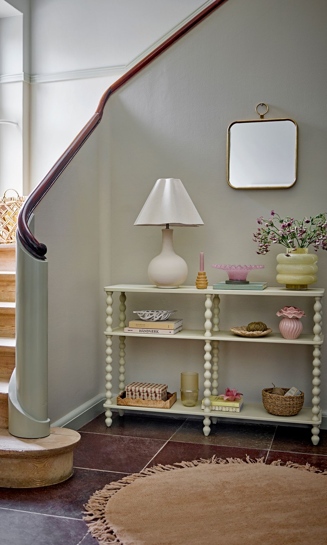 Espacio de recibidor con muebles y accesorios de Bloomingville