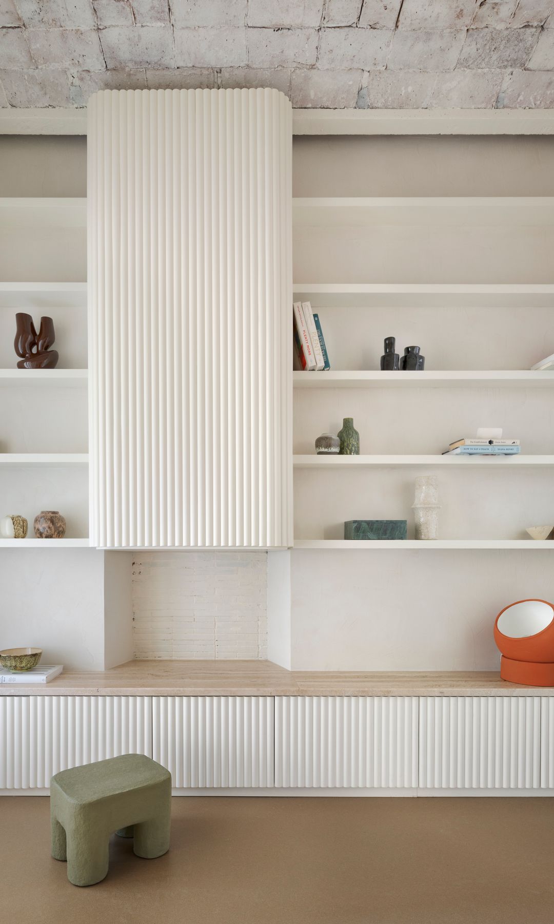 Librería con textura, pintada en blanco, de un proyecto de Àbag Studio