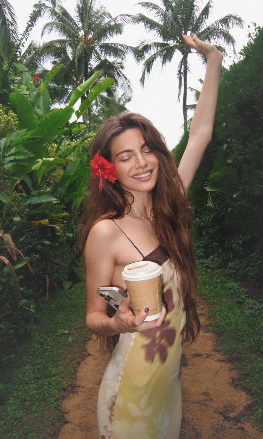 Mara Lafontan tomándose un café por la tarde