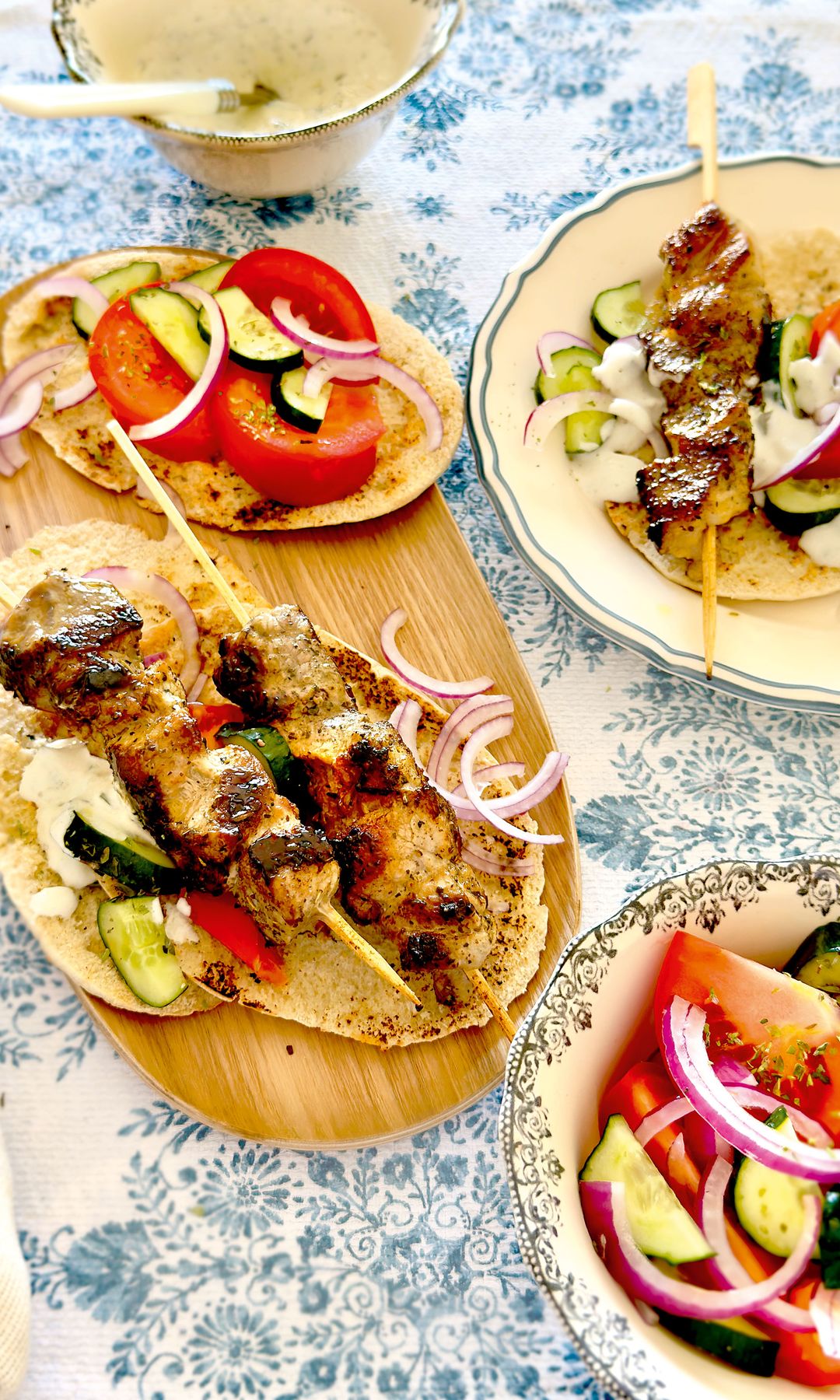 Souvlaki de cordero con tzatziki y verduras