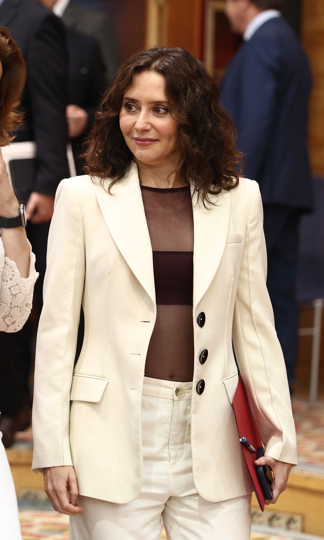 Isabel Díaz Ayuso, con body transparente de Zara en la Asamblea de Madrid (mayo de 2025)