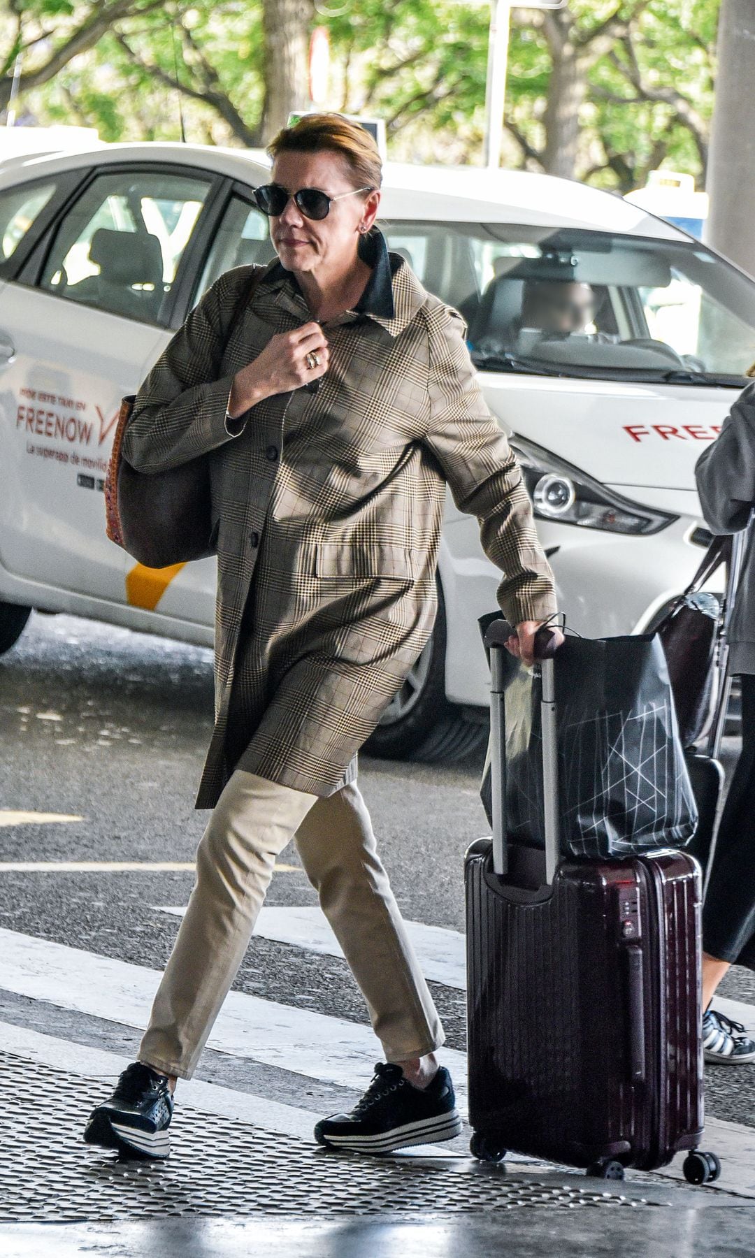 María Dolores de Cospedal llegando al aeropuerto