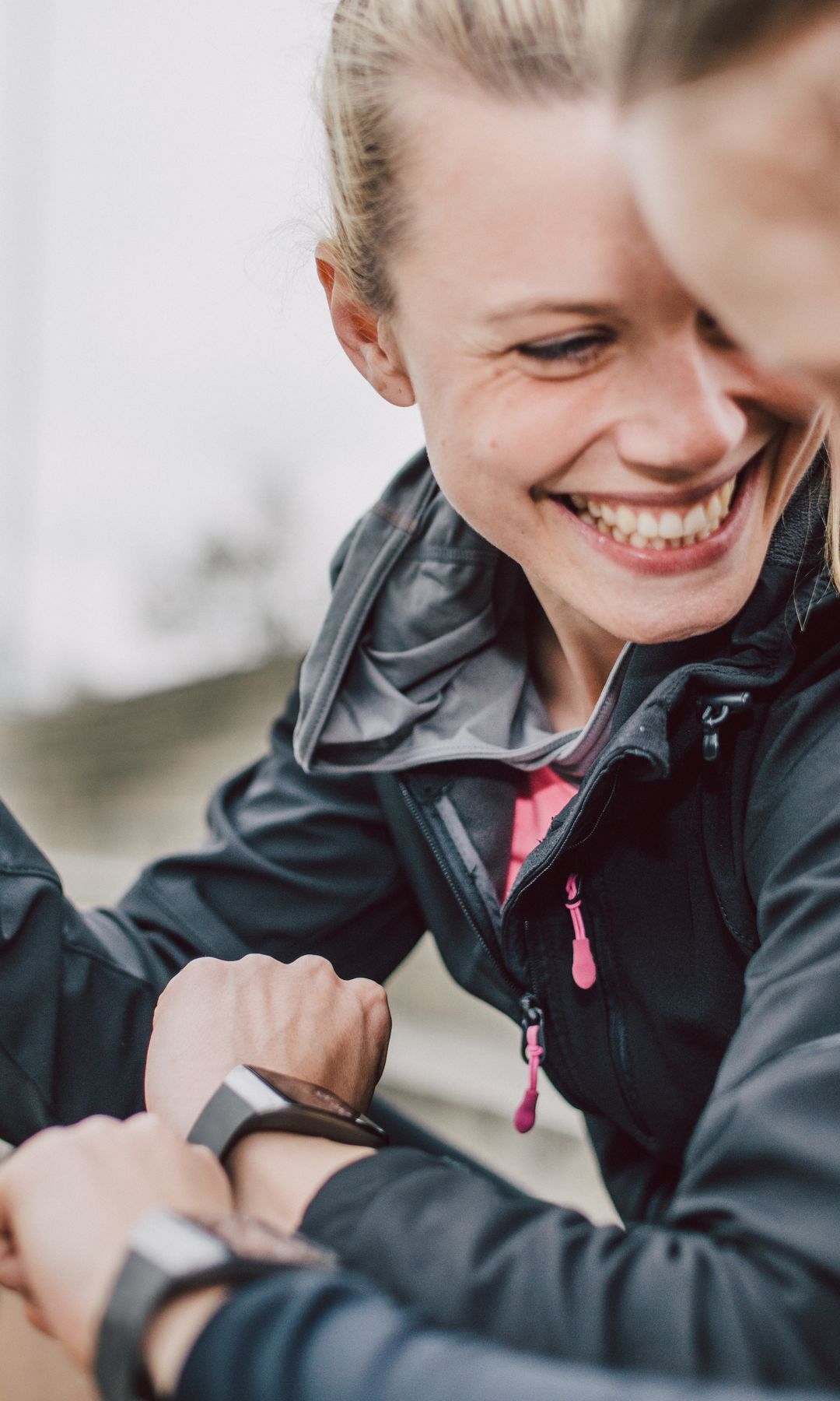 Dos amigas celebrando su entrenamiento