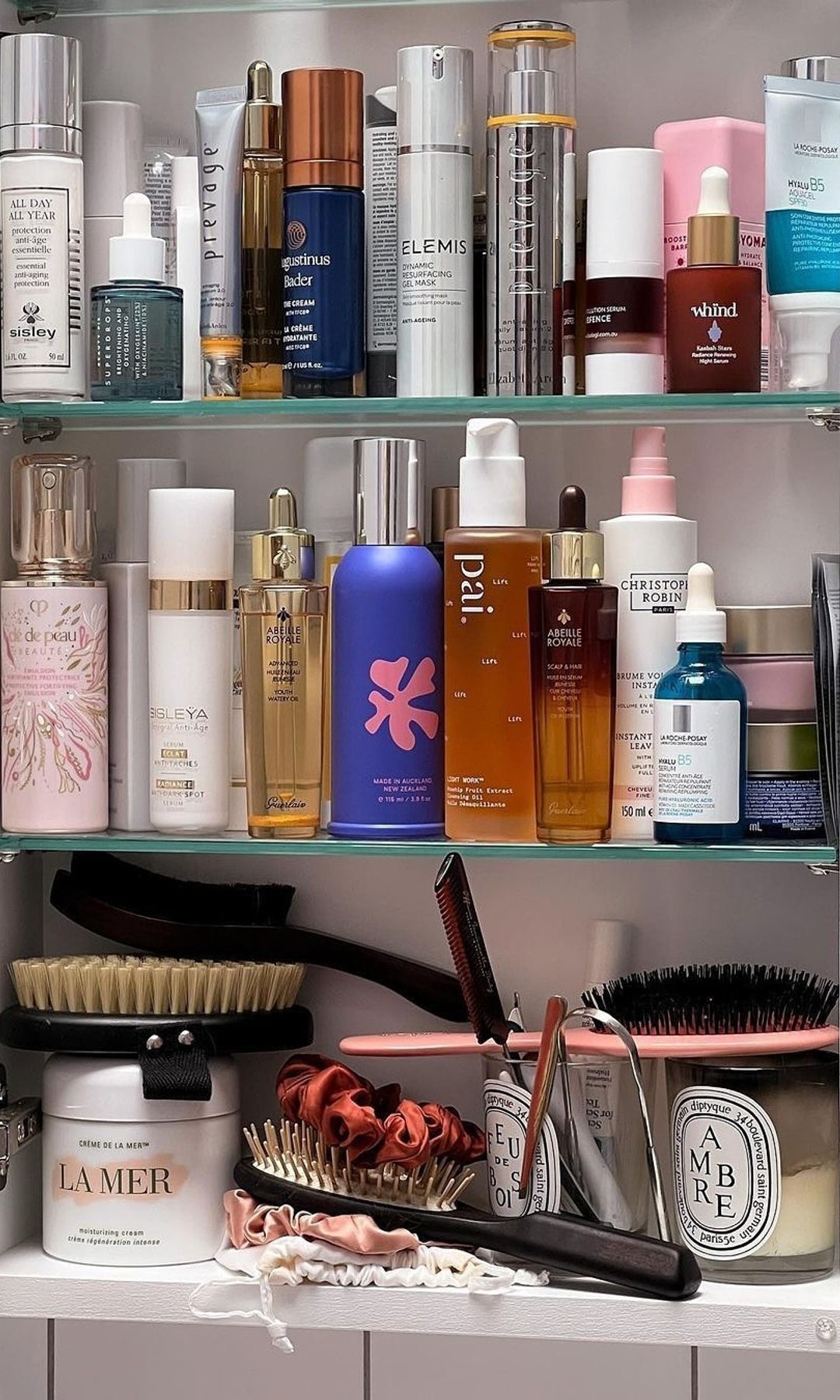 Armario con productos de belleza