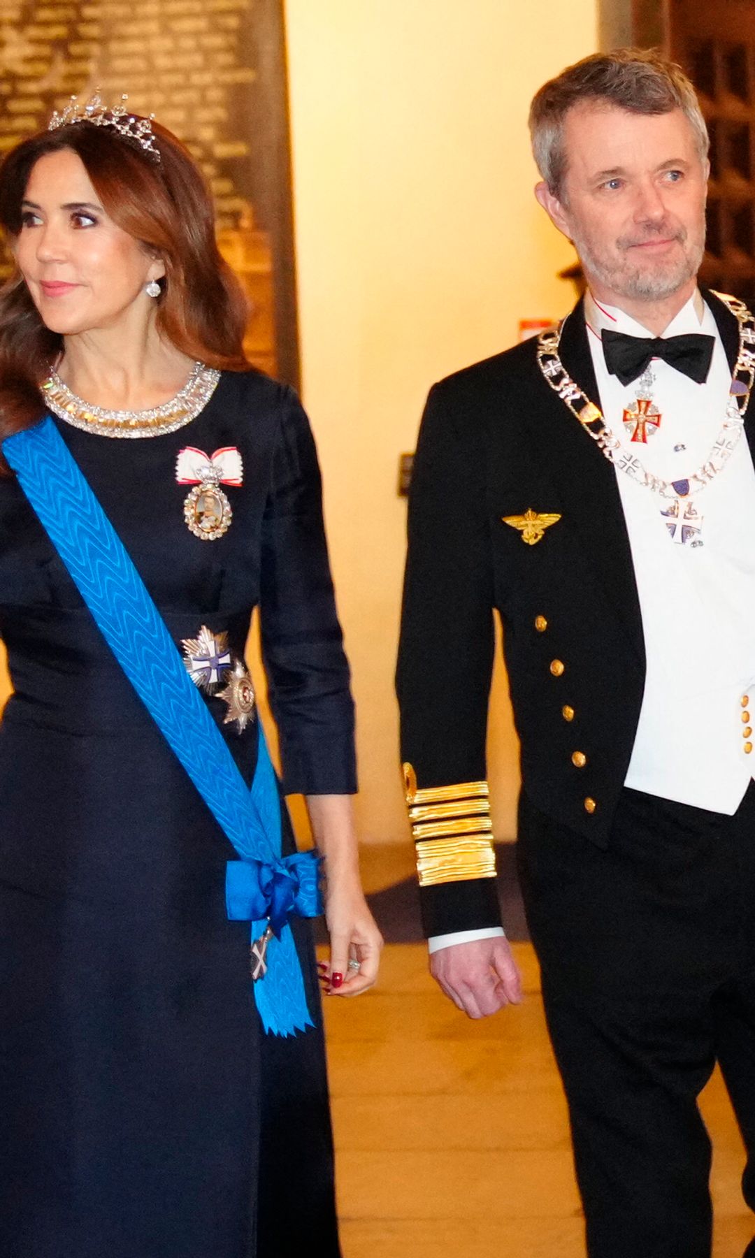 Mary de Dinamarca recupera un vestido de 2015 con collar XXL y apuesta todo al azul marino en Estonia