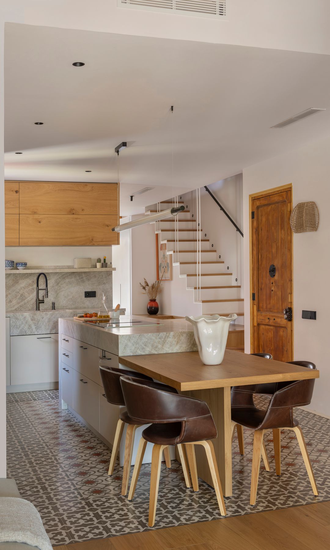 Proyecto de Jorba Design Studio: comedor adosado a la isla de la cocina