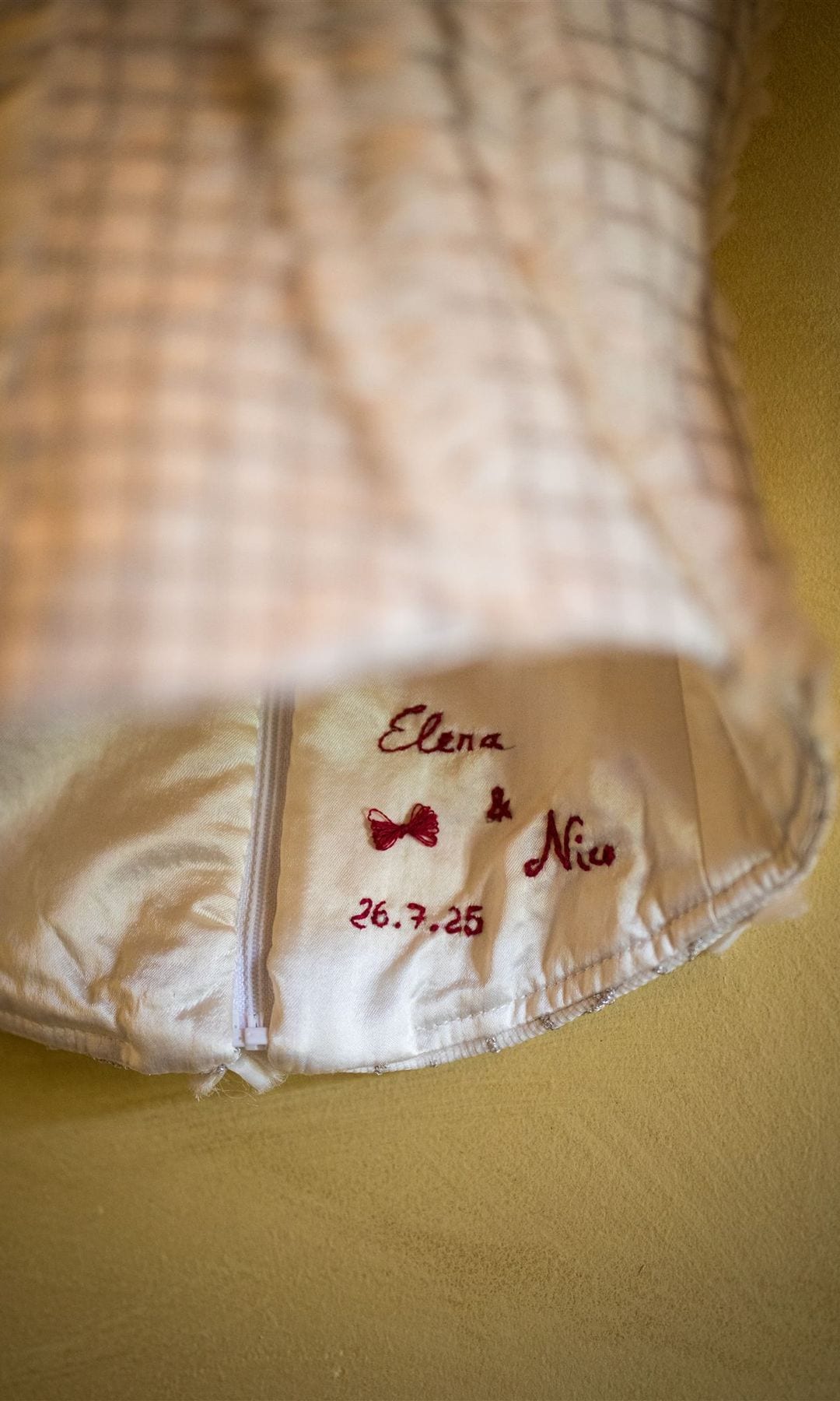 Mensaje bordado en el vestido de novia