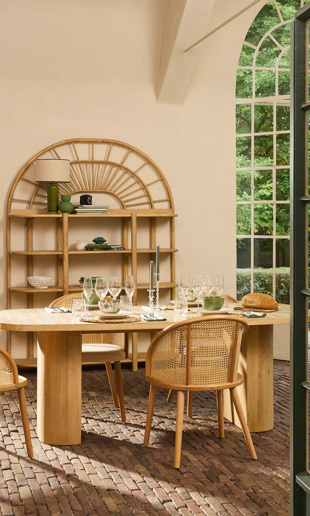 Comedor con mesa de madera, sillas de fibras vegetales, estantería de fibras vegetales 