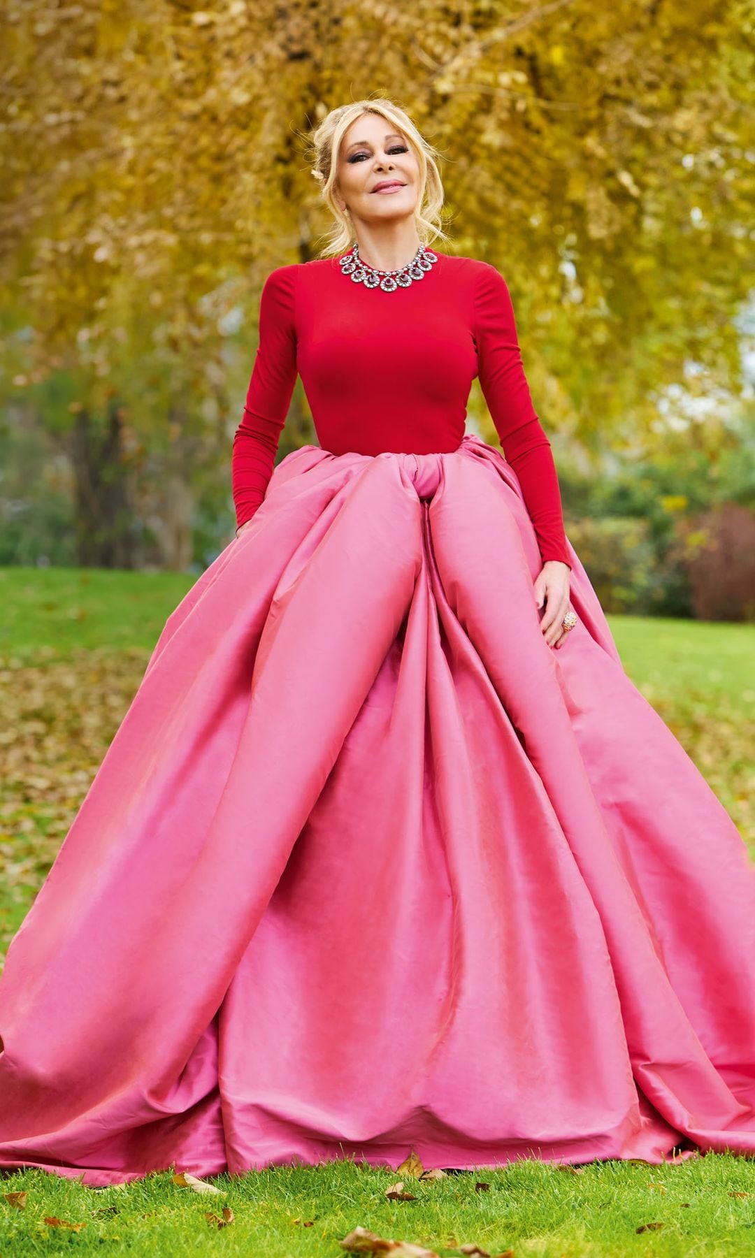 Ana Obregón, posando con un vestido rojo y rosa para ¡HOLA!
