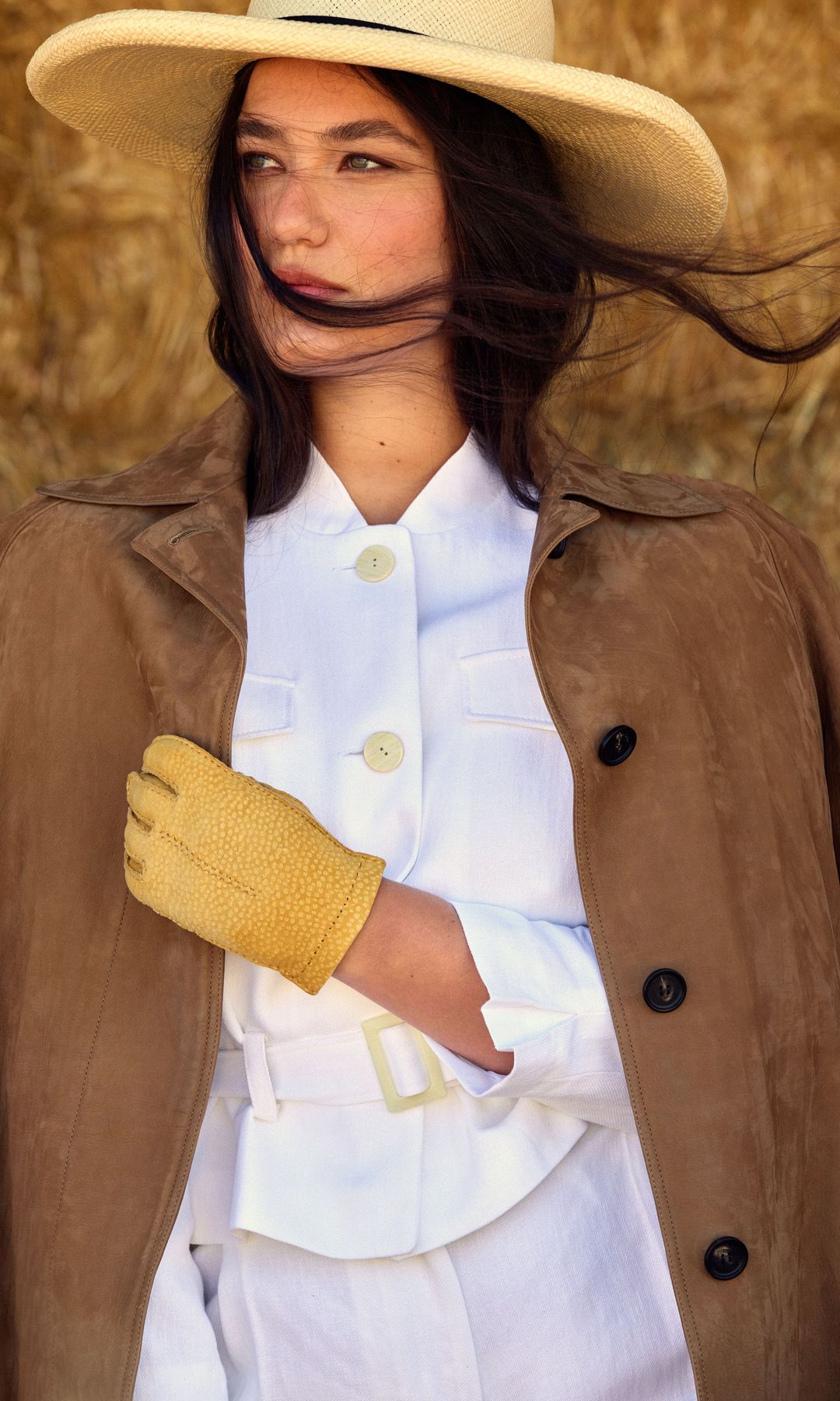 Athena Hepburn enfundada en una gabardina de Ferragamo