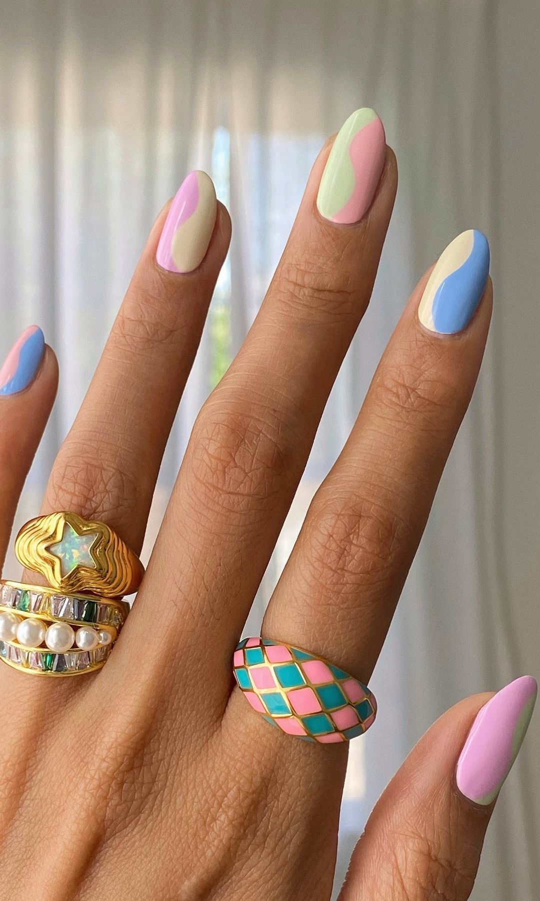 Manicura multicolor en tonos pastel