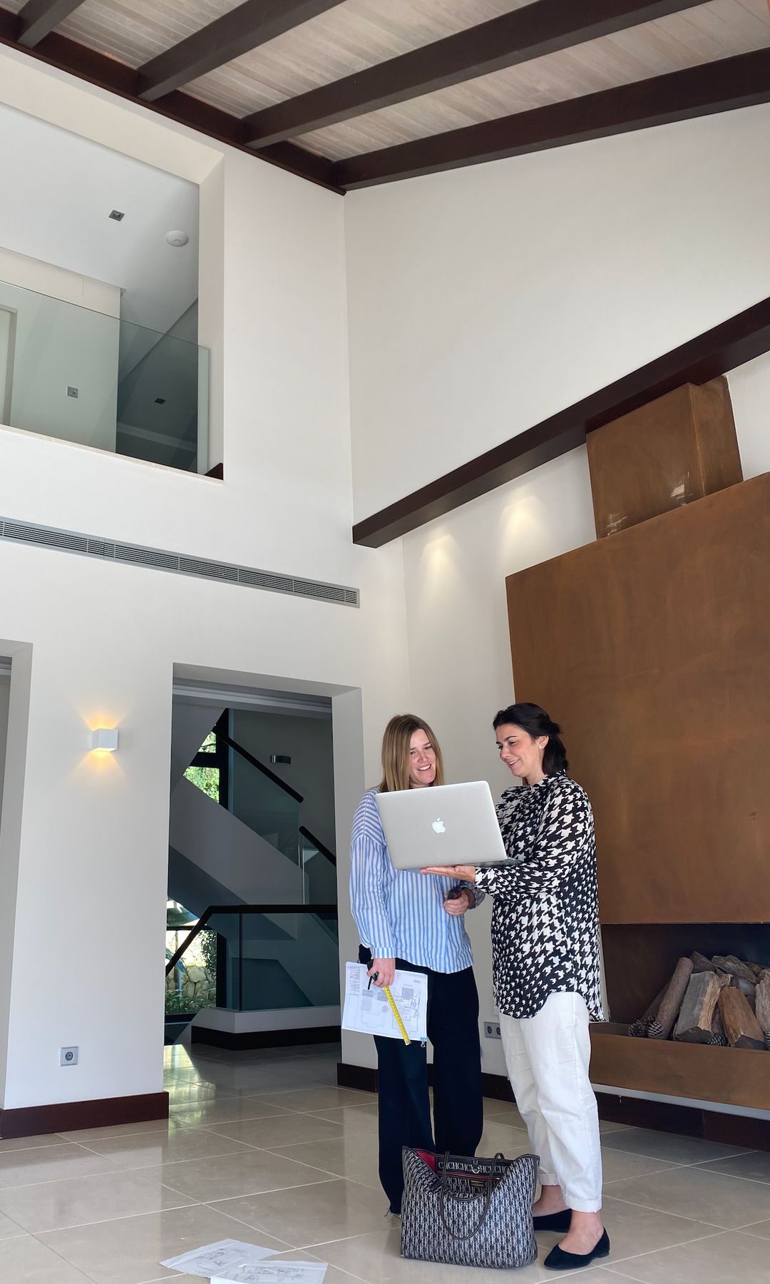 Interioristas en proyecto casa, con ordenador y bolso