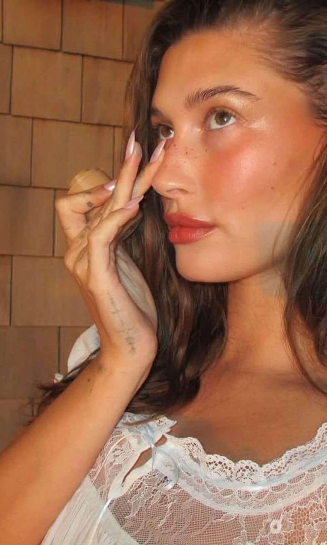 Hailey Bieber tendencias de maquillaje verano 2025