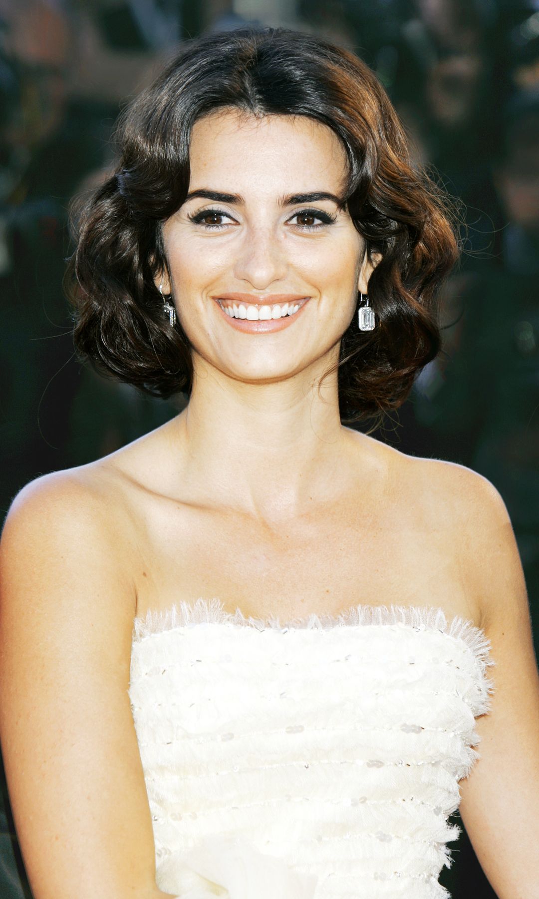 Galliano, Versace y un premio histórico: los tres vestidos de Penélope Cruz que la consagraron en el Festival de Cannes hace 20 años