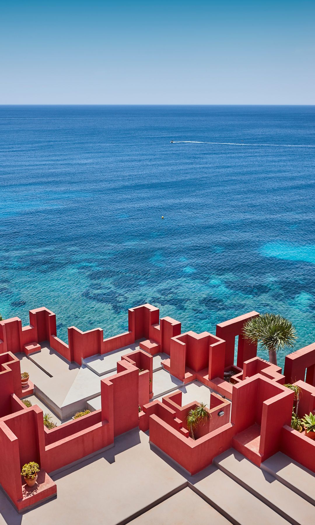 Diseño de edificio rojo geométrico. La pared roja, La manzanera. Calpe,