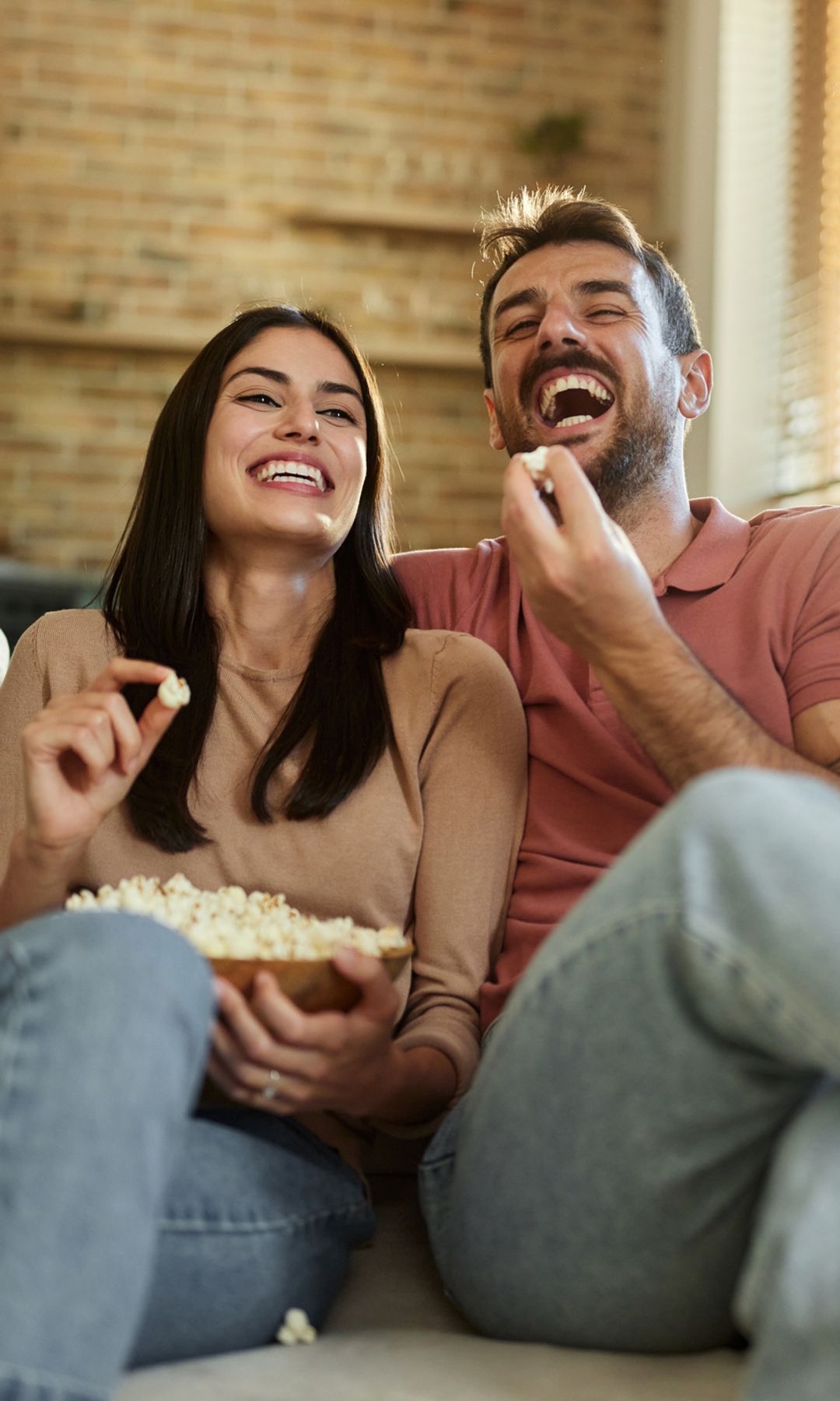 Pareja feliz comiendo palomitas