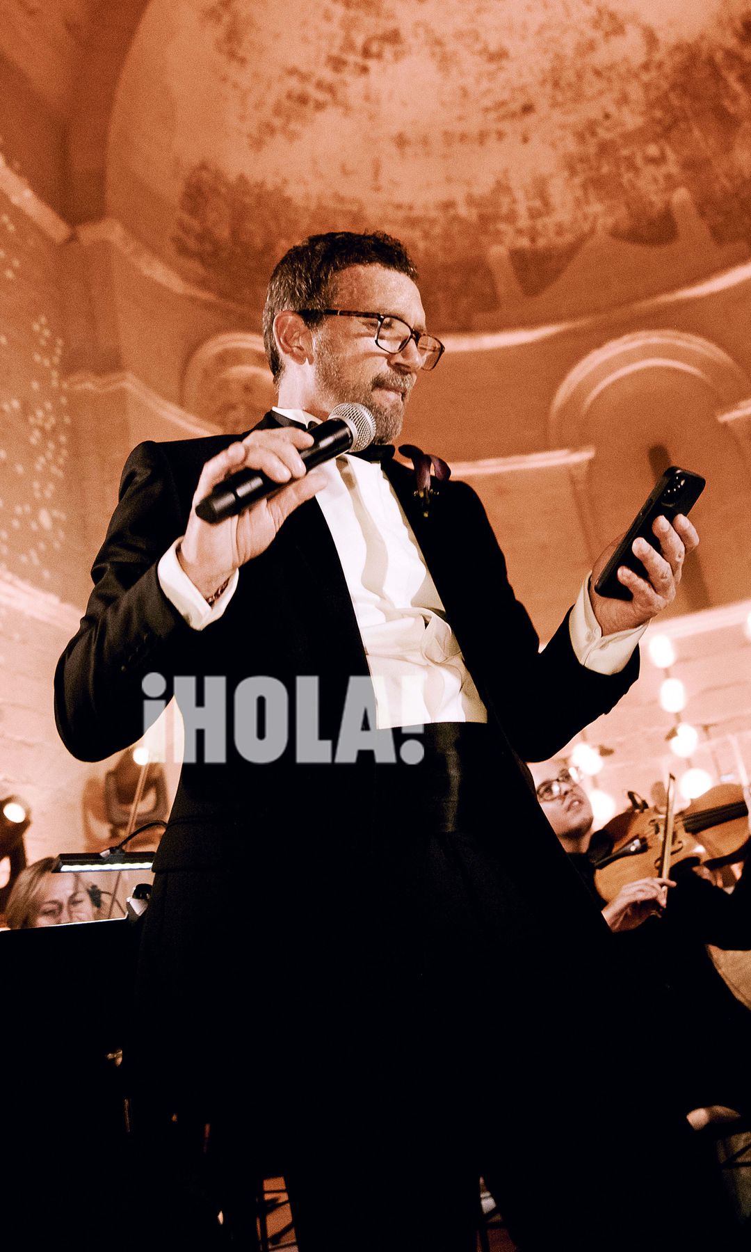 El malagueño, durante ese momento, junto a la orquesta del Teatro del Soho, su compañía teatral