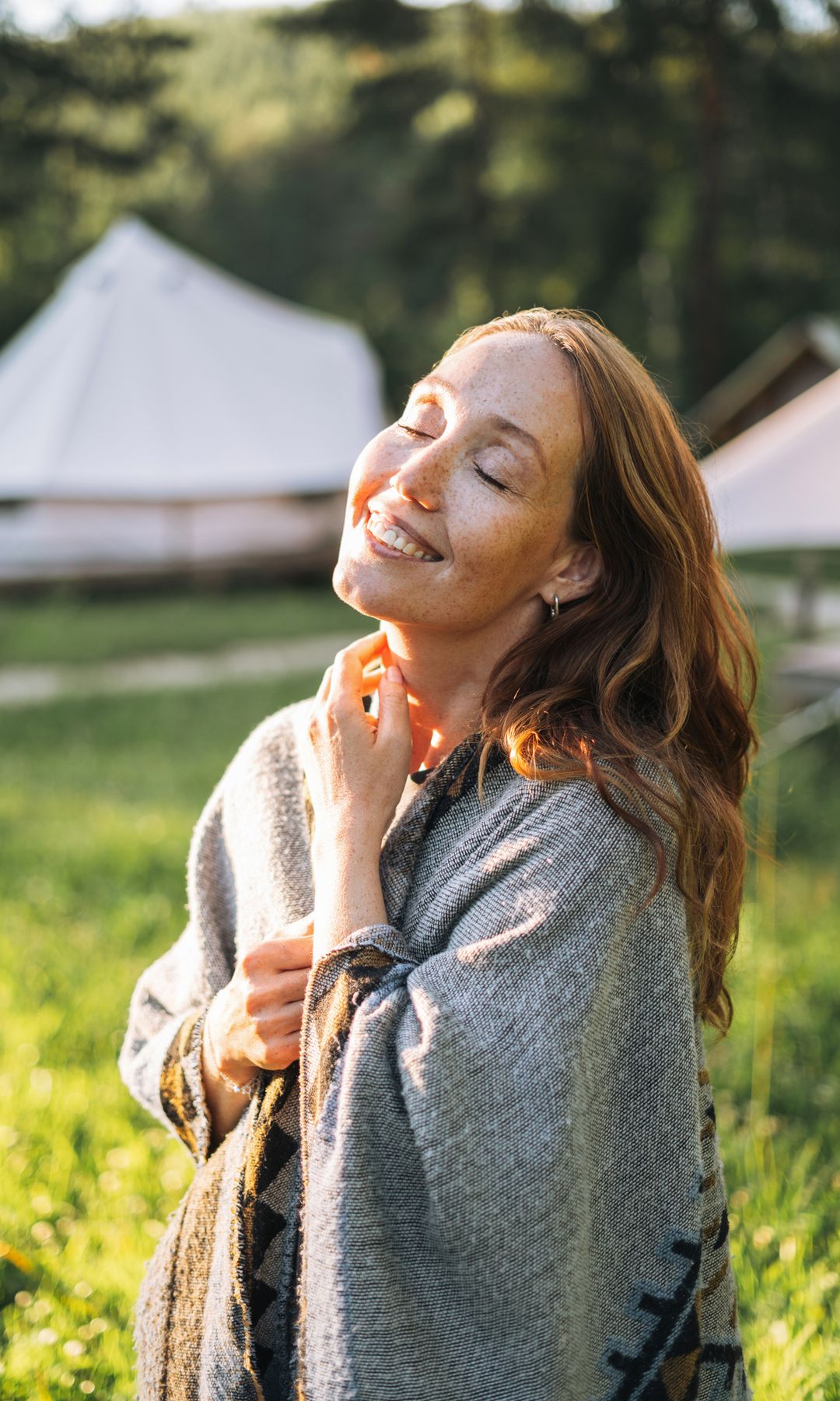 Mujer en la menopausia feliz en la naturaleza 