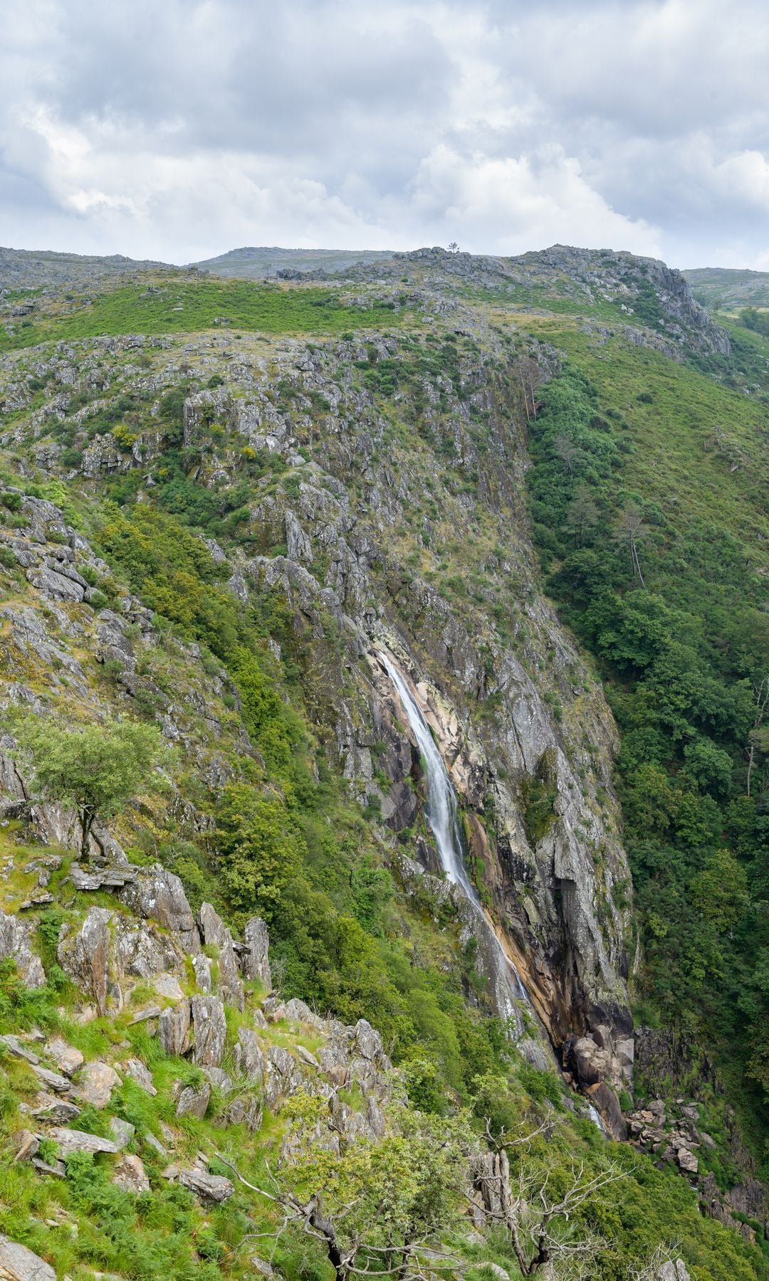 Cascada en el Geoparque de Arouca, unesco, Portugal