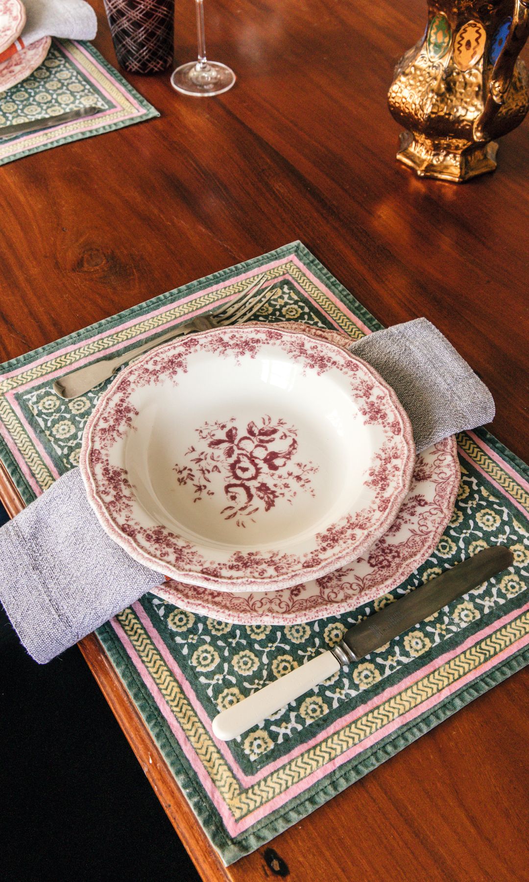 Configuración de mesa con vajilla roja y blanca, cuchillo y tenedor