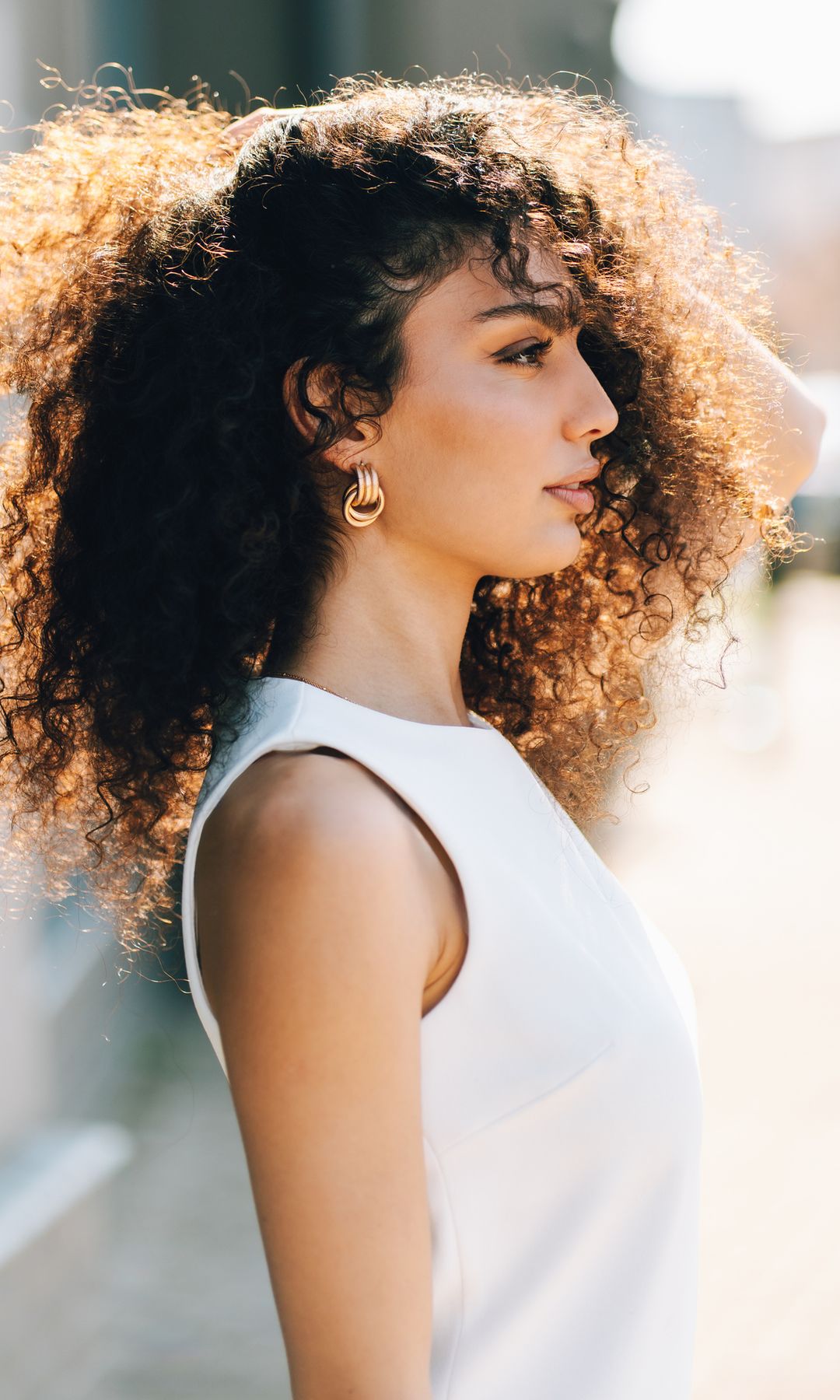  Mujer con cabello rizado 