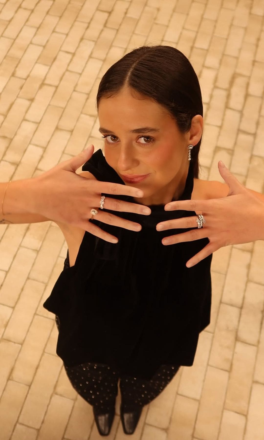 Victoria Federica con pantalón negro de brillos y top negro listo