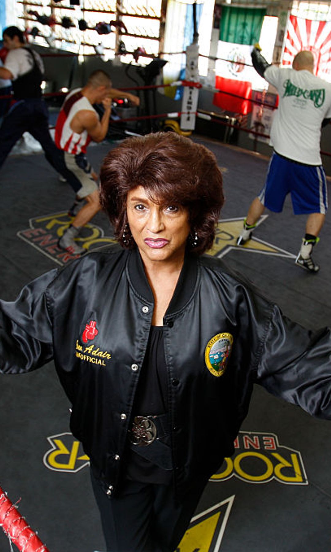 Gwen Adair, fotografiada en el gimnasio Wild Card de Los Ángeles, es la primera mujer en arbitrar una pelea por el título mundial e hija del fundador de Fatburger