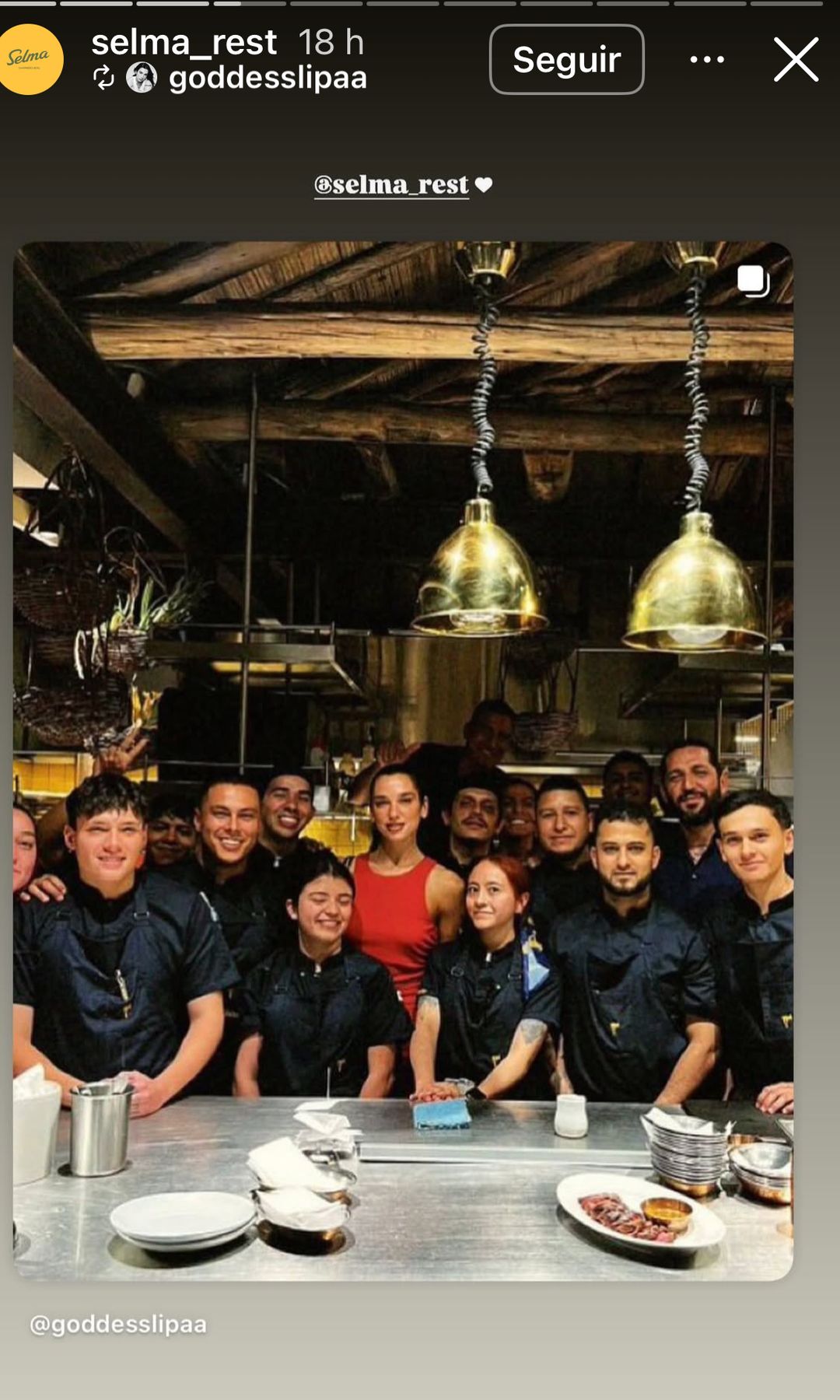 Dua Lipa con el personal del restaurante Selma.