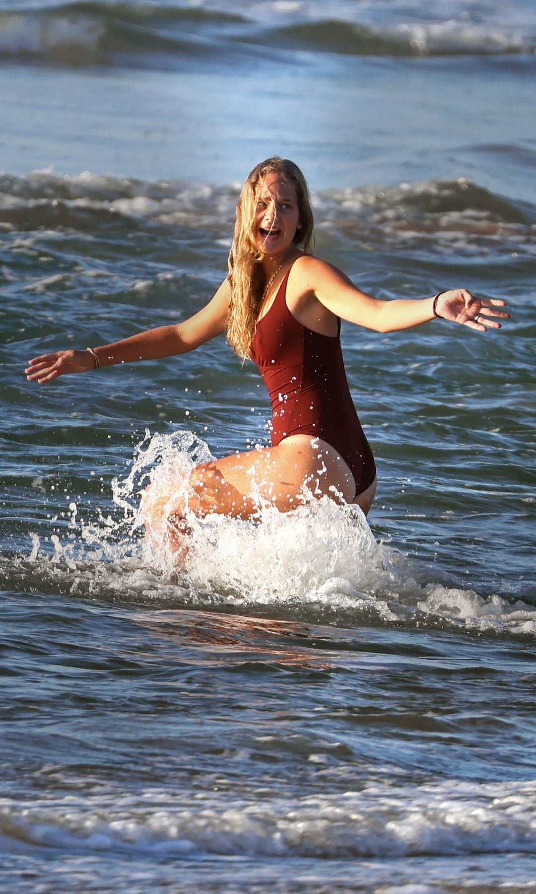 Irene Urdangarin bañándose en la playa en Bidart