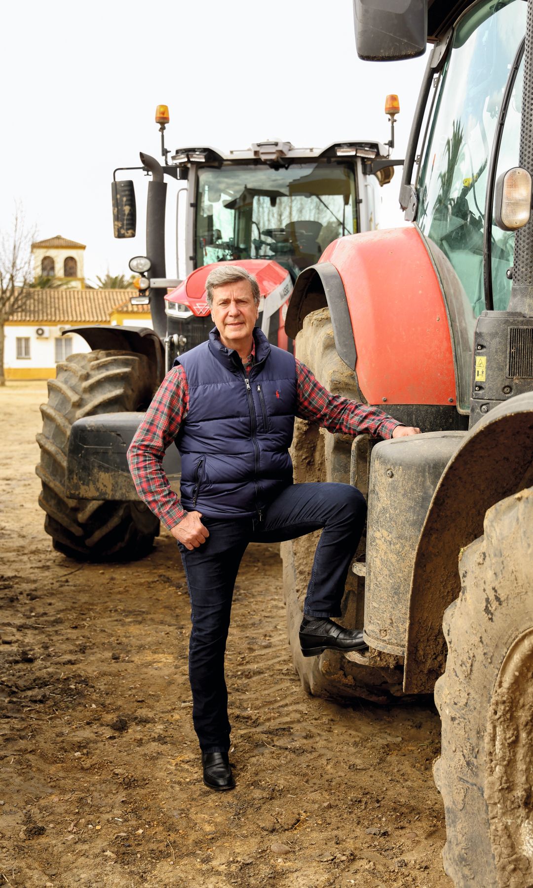 El duque de Arjona, en "Las Arroyuelas". Heredó de su madre esta "joya" en Carmona, Sevilla, y continúa el legado de su padre, Luis Martínez de Irujo, que era ingeniero agrónomo y modernizó todas las fincas. 2026, un gran año para los Alba, está marcado por el centenario de la duquesa. 
