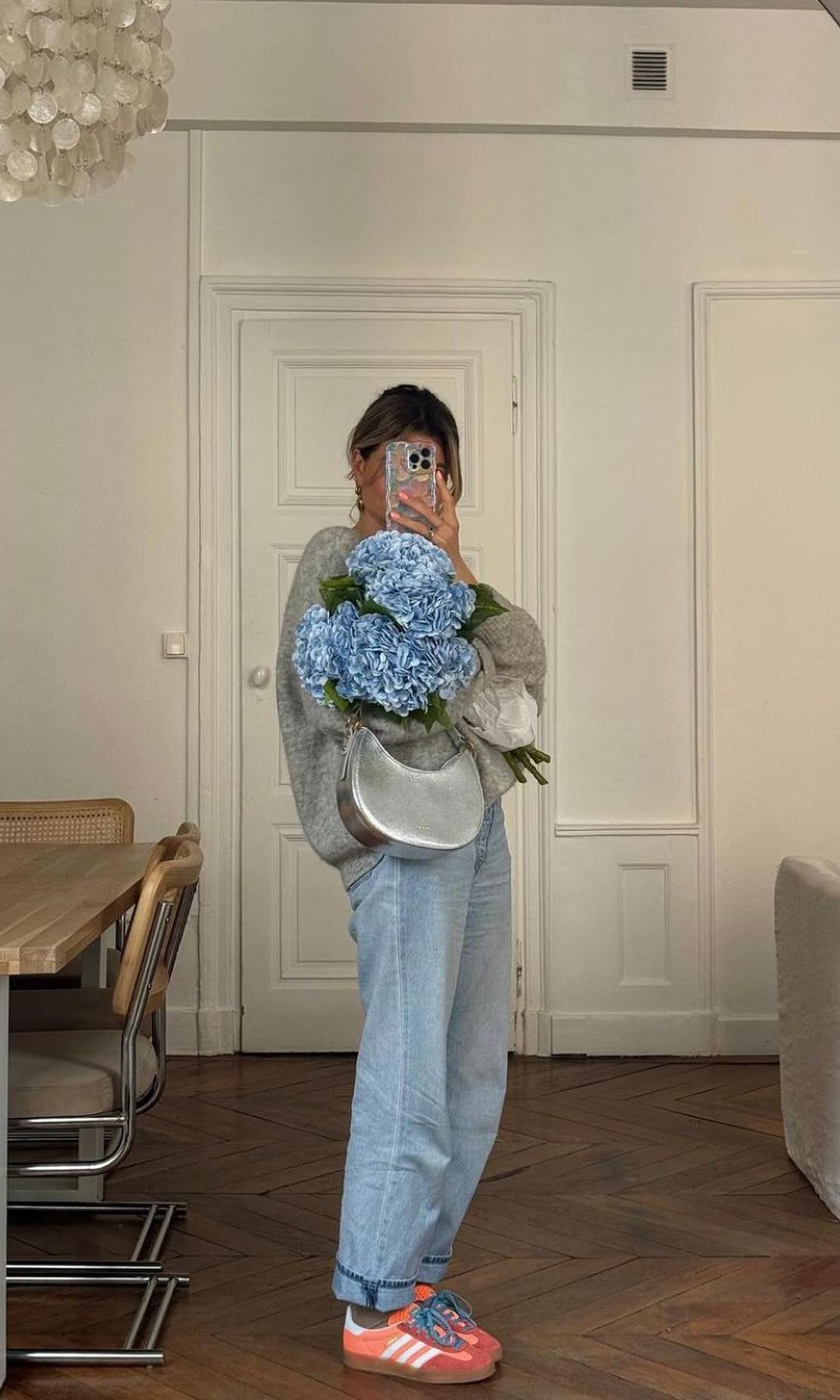La influencer marieandmood con un ramo de hortensias en su casa
