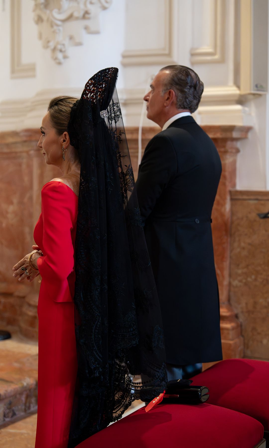 Madrina de boda con mantilla