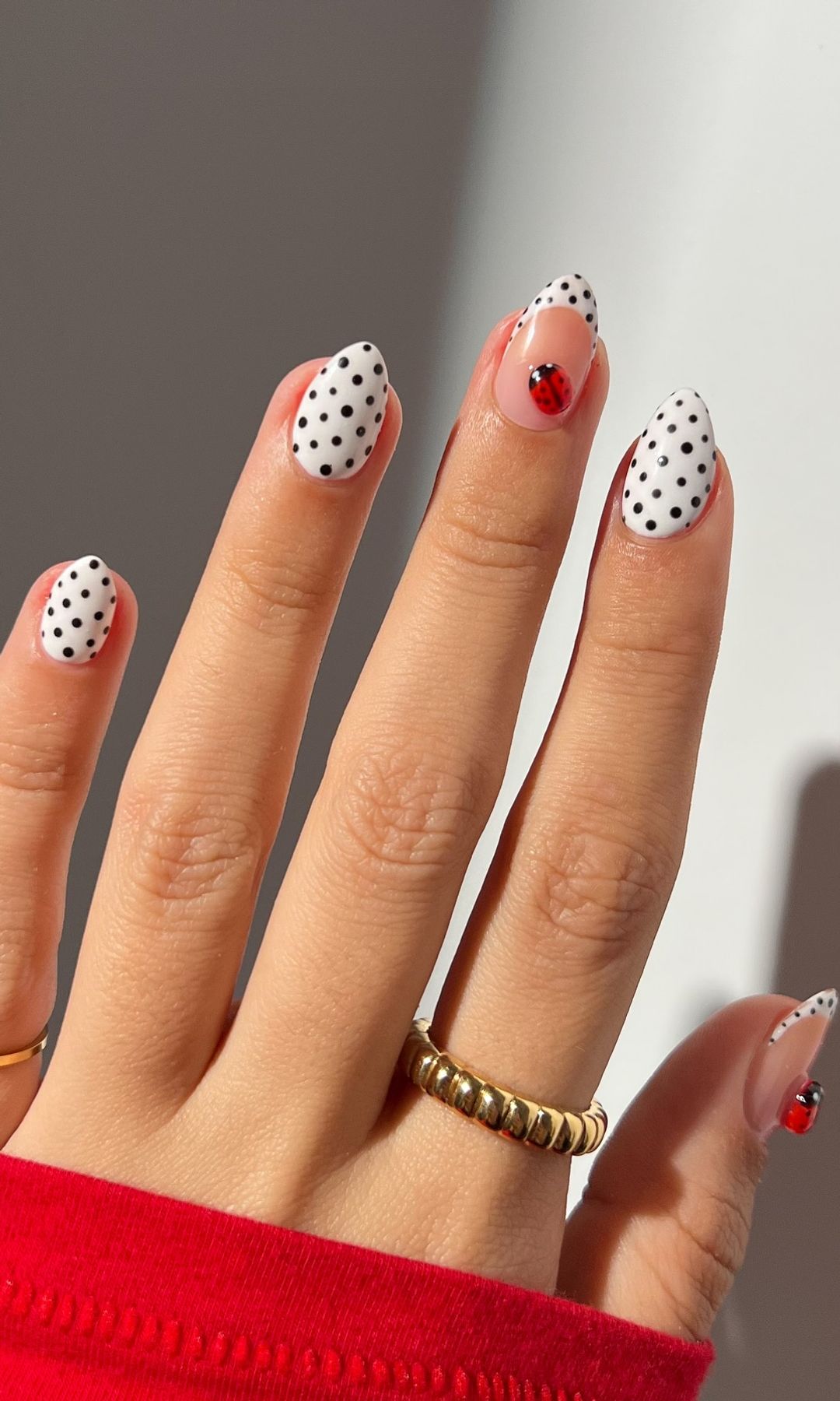 Manicura con mariquitas y lunares