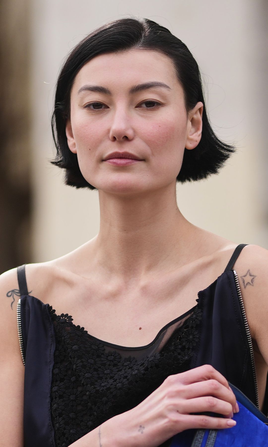 Mujer con corte de pelo corto 