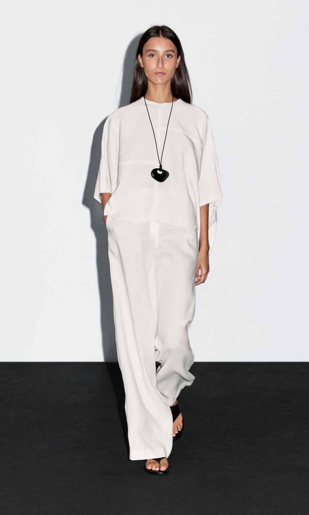conjunto con capa blanca
