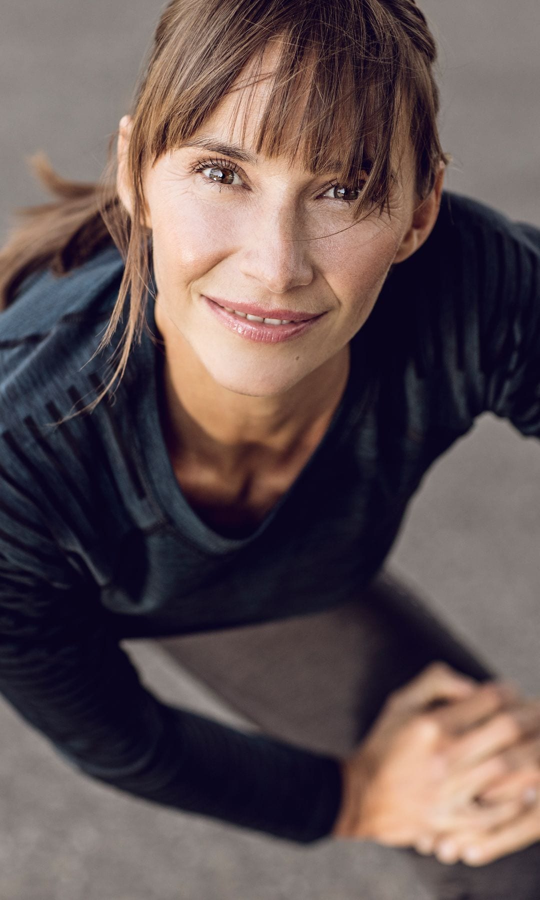 Una mujer relajada mirando al horizonte