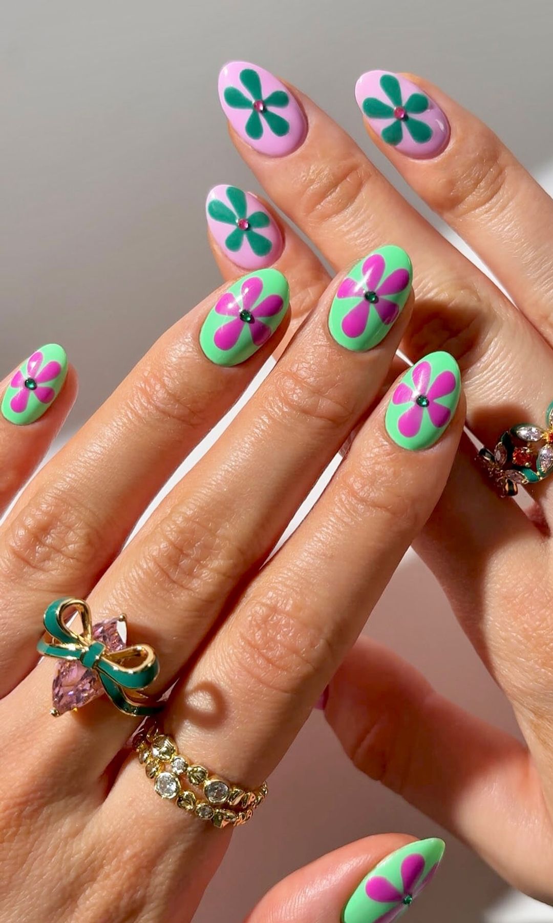 Manicura ovalada con motivos florales