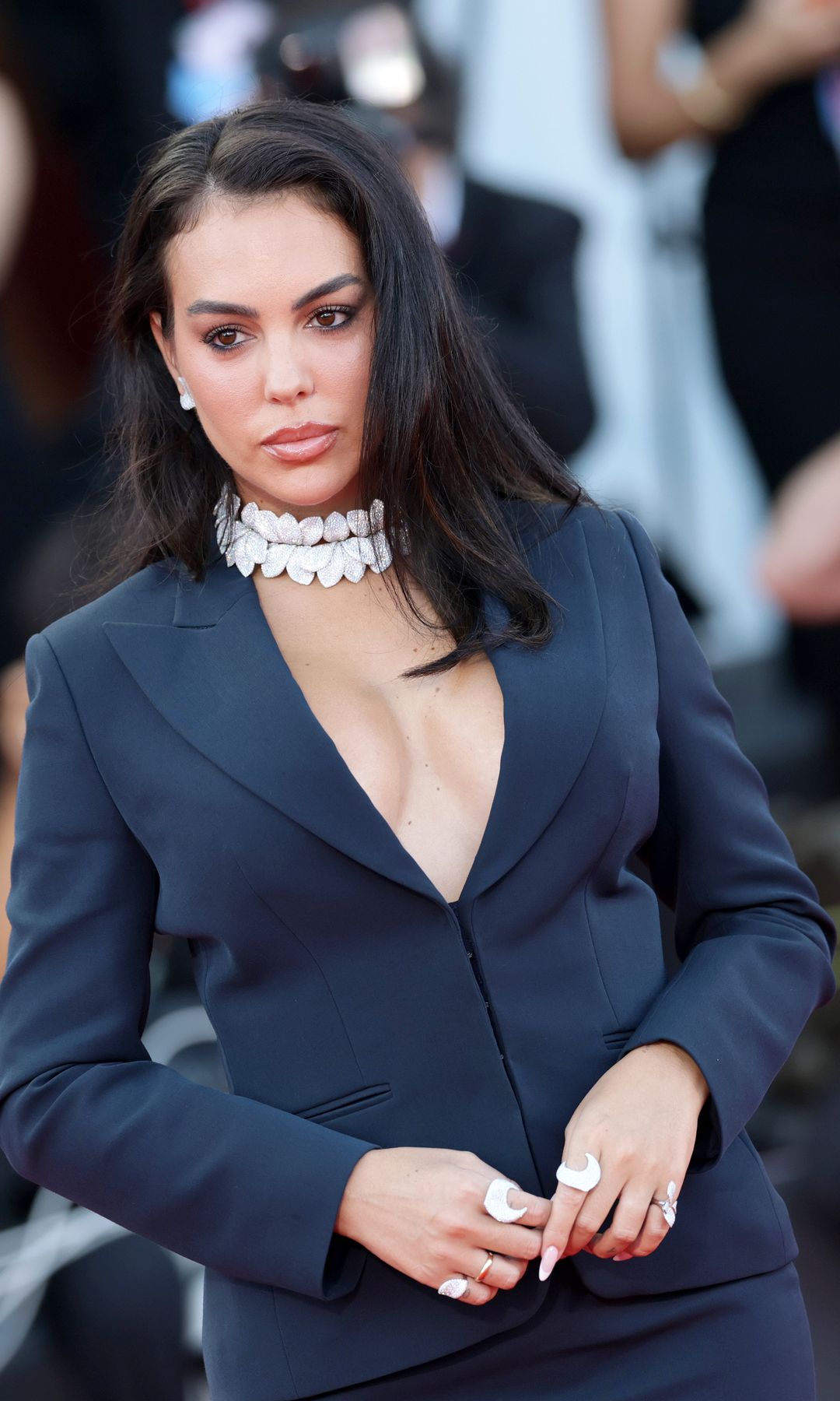 Georgina Rodríguez sorprende en Venecia con un traje de chaqueta azul noche que redefine el look de alfombra roja