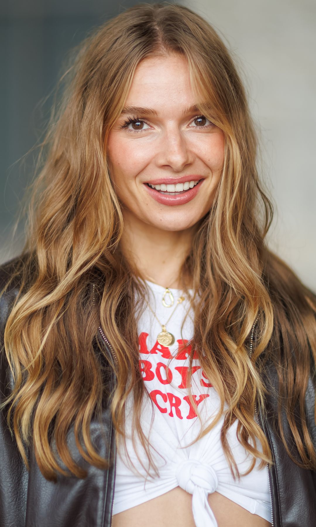 Lola Weippert en el Lollapalooza Berlin  con pelo suelto, camiseta con mensaje y chupa de cuero