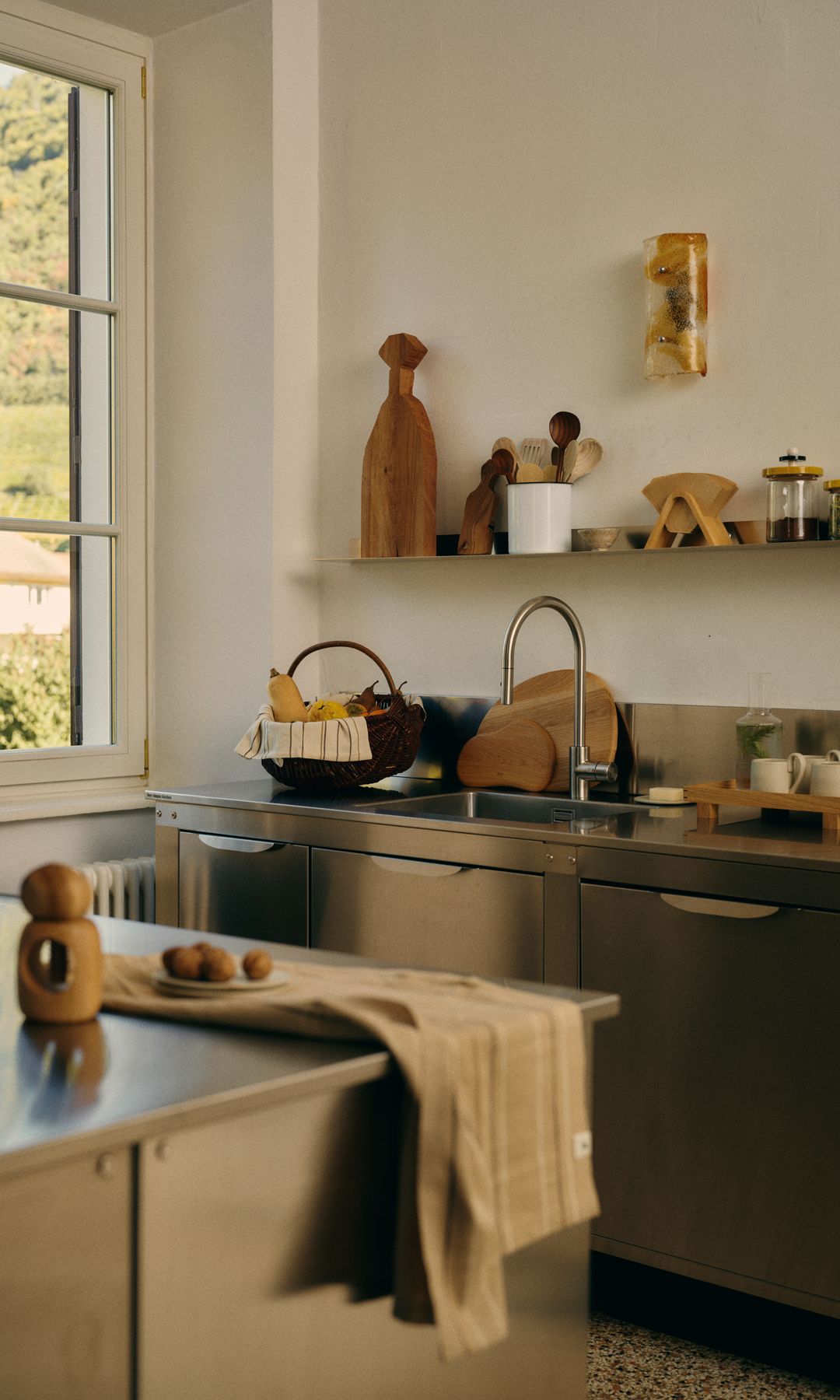Cocina de acero inoxidable con isla y baldas