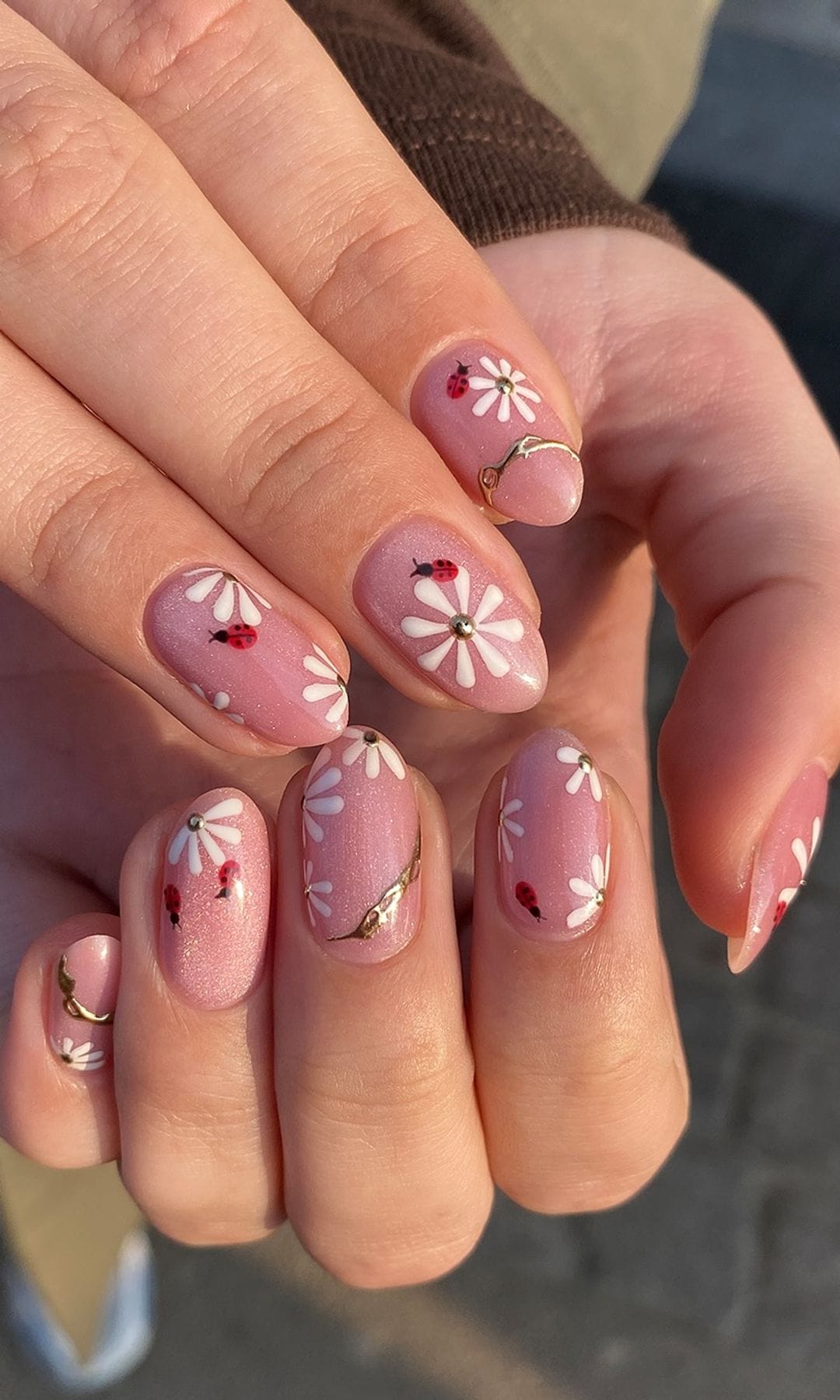 Manicura con mariquitas y flores