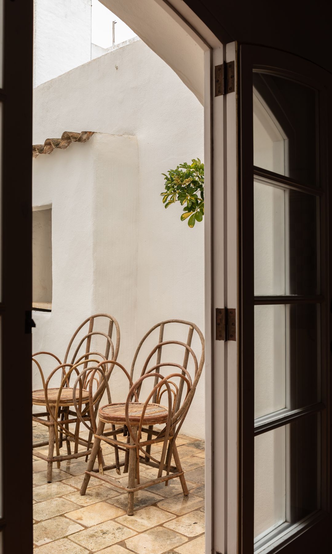 Patio exterior con sillas de estilo mediterráneo