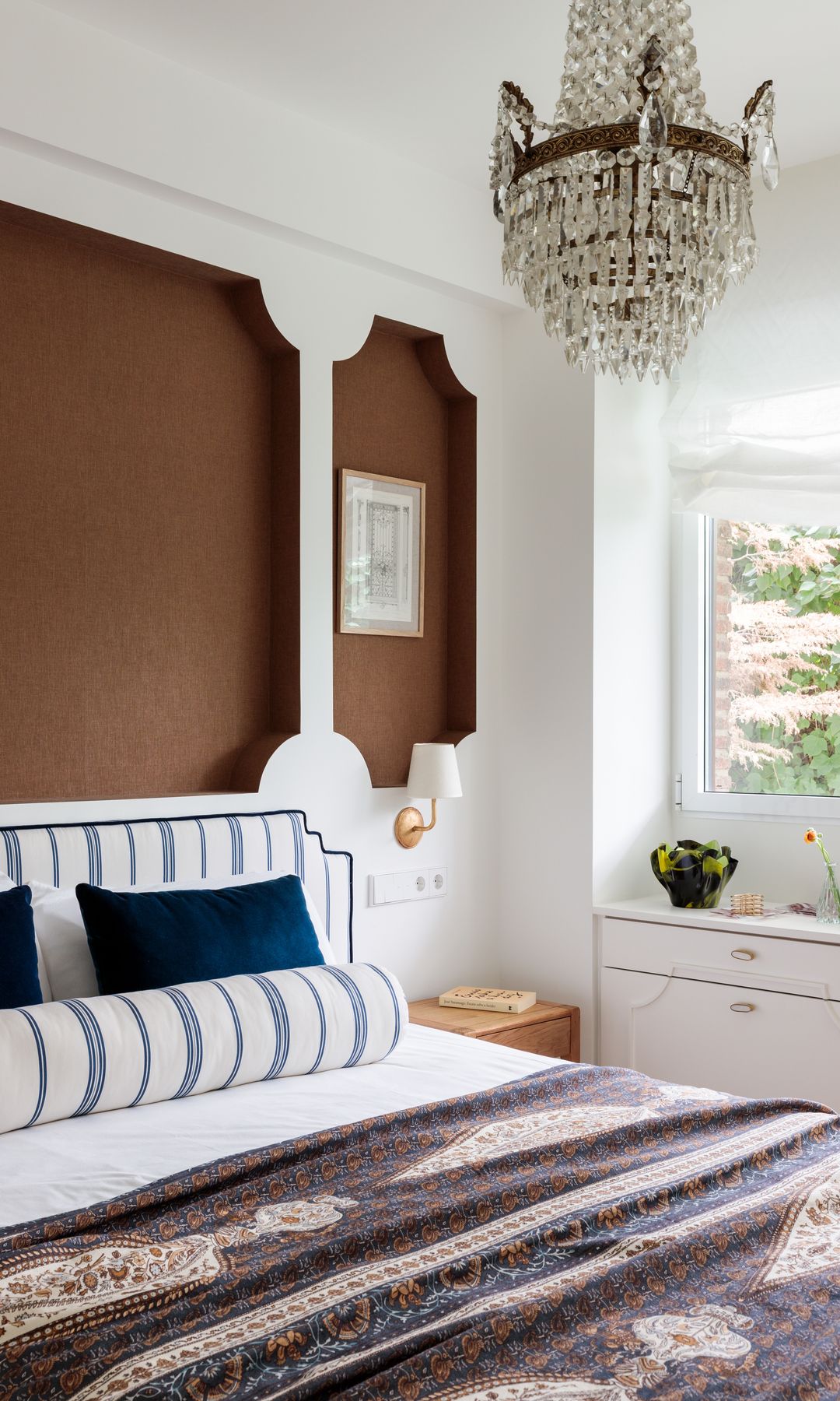 Dormitorio diseñado por el estudio de arquitectura Pilsferrer con piezas de la colección de mobiliario Casa Gallo.