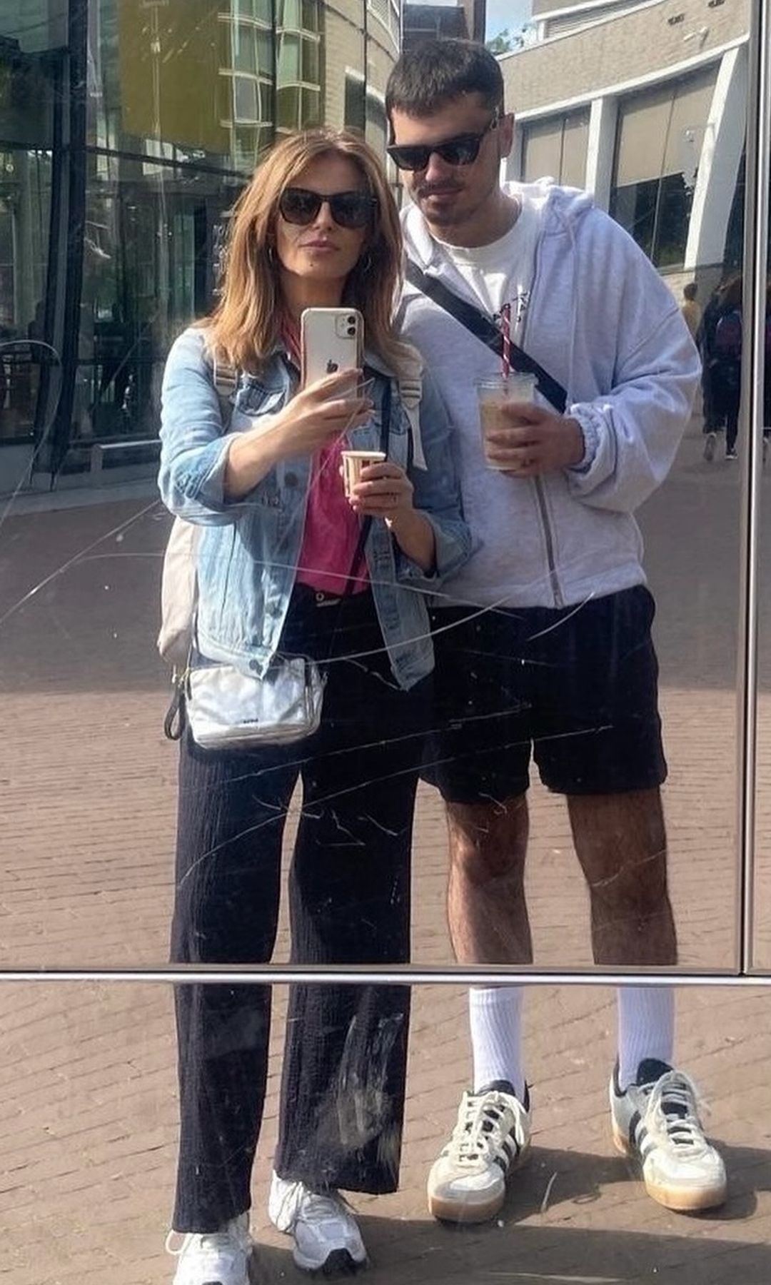 Pilar García Muñiz, de 52 años, con su hijo Pedro, de 19