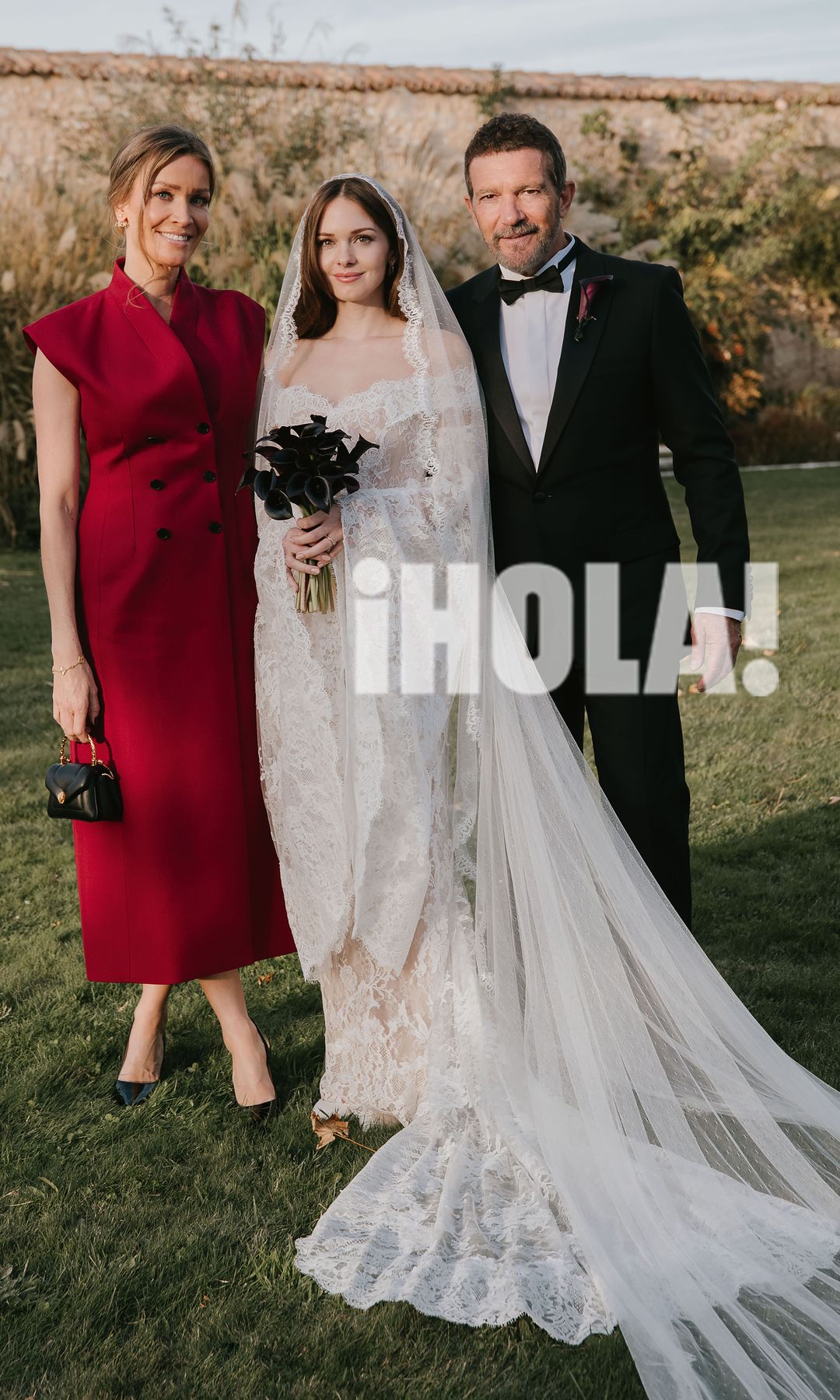 La pareja rodea a la novia en uno de los días más felices de su vida
